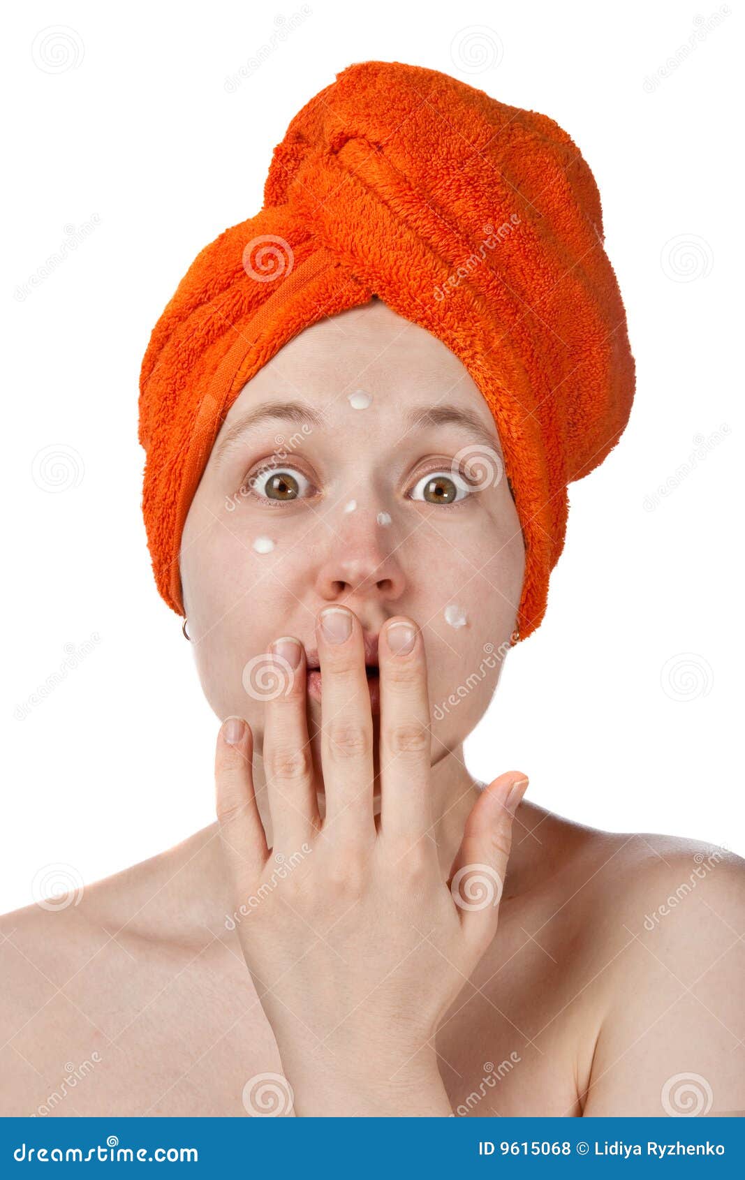 A Menina Scared Com Anti Akne Creme Na Face Foto De Stock Imagem De Face Anti