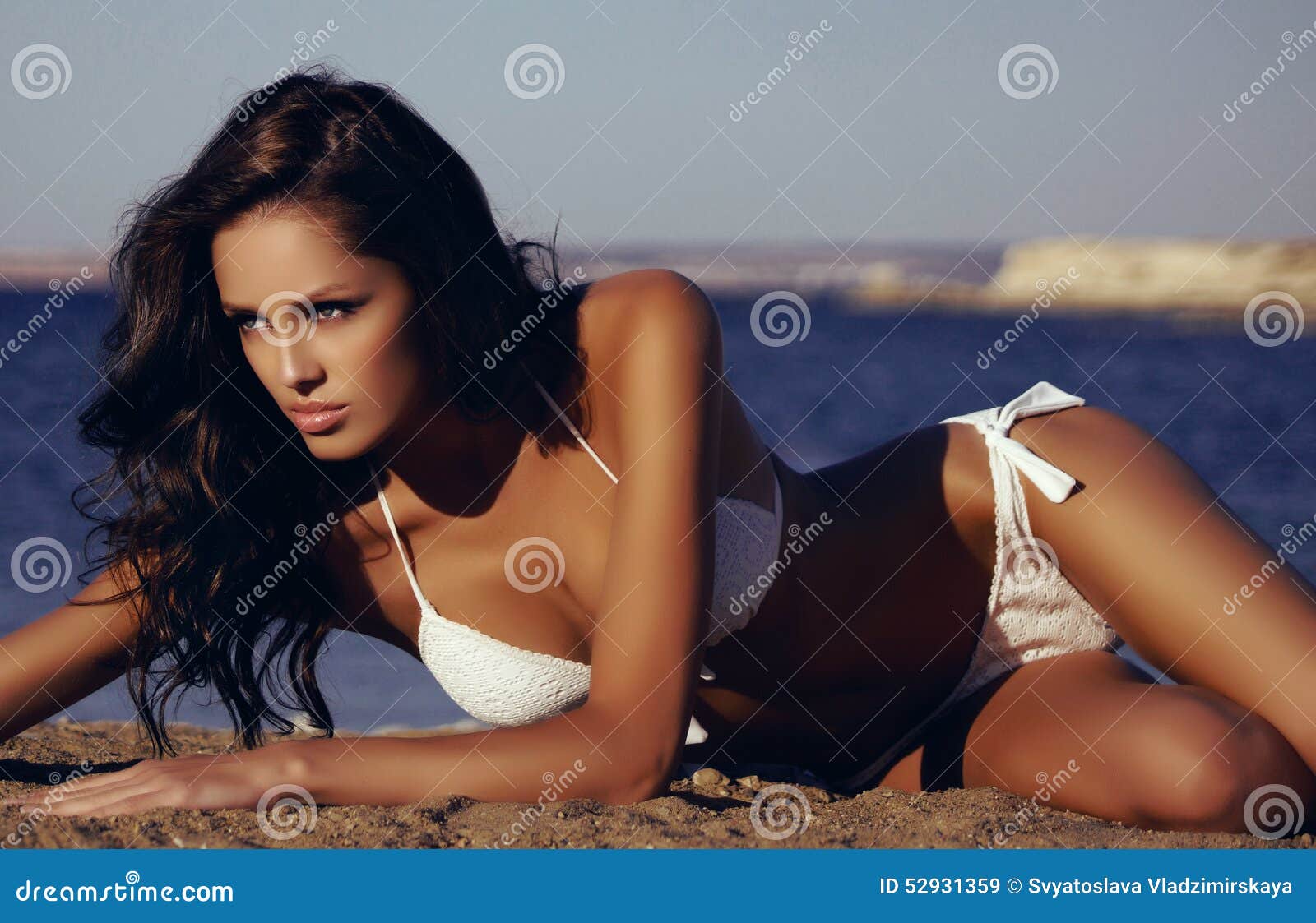 Menina sexy com cabelo escuro em biquíni e óculos de sol fotos, imagens de  © Slava_14 #52532771