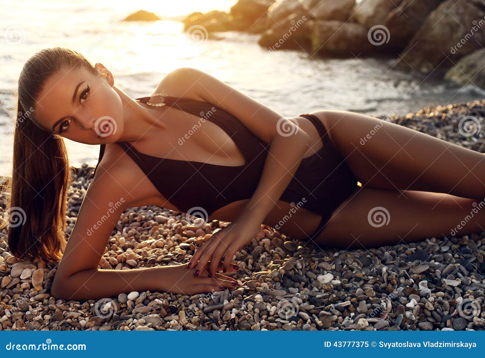 Menina sexy com cabelo escuro em biquíni e óculos de sol fotos, imagens de  © Slava_14 #52532771