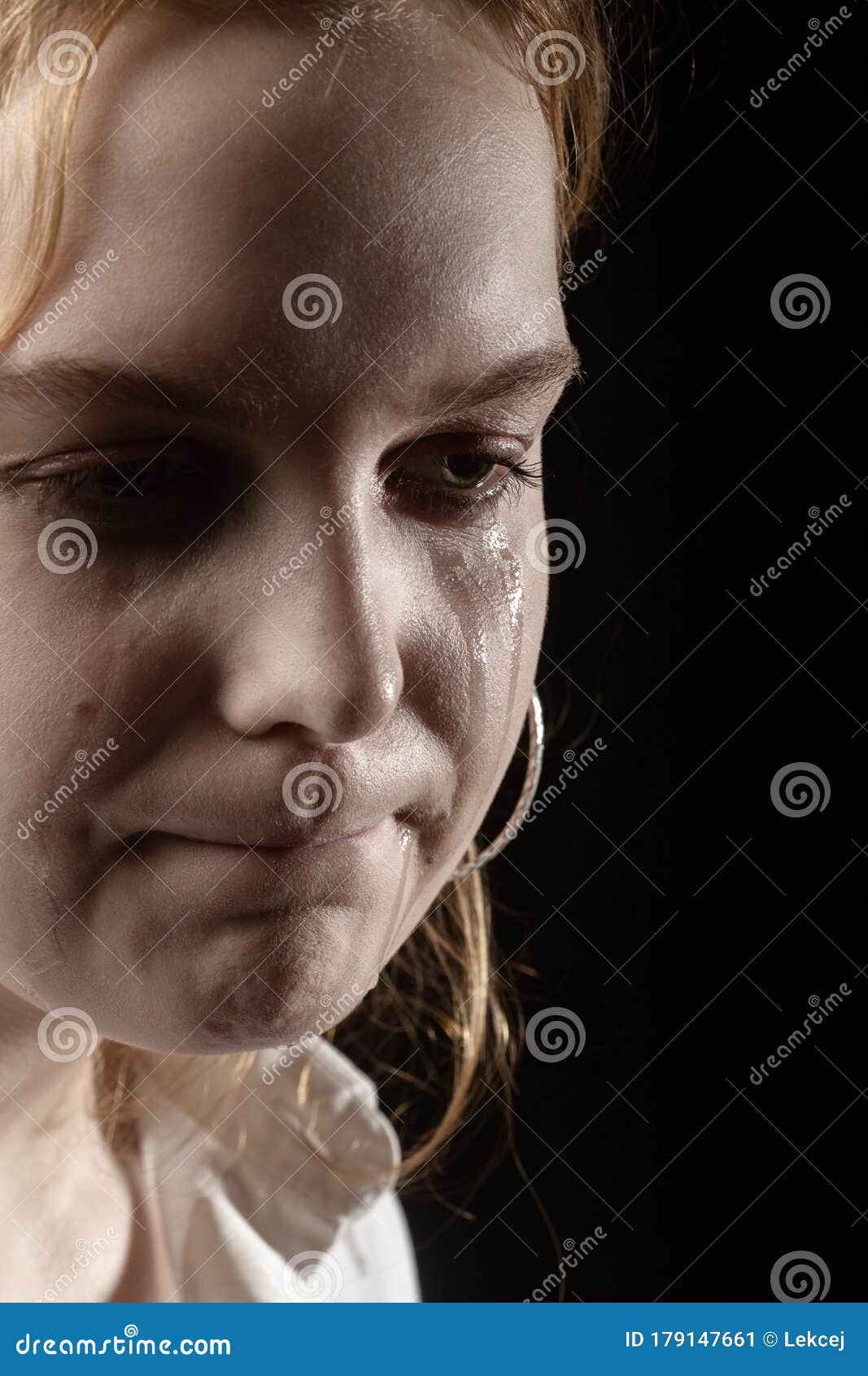 Menina triste chorando imagem de stock. Imagem de culpa - 243388489