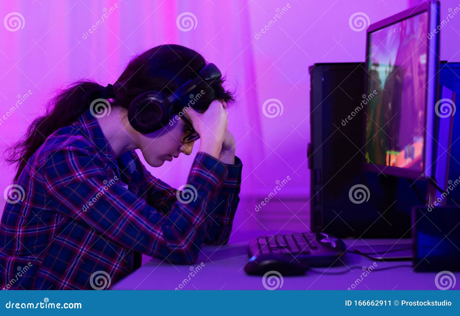 Garota Triste Porque Ela Perdeu Enquanto Jogava Jogos Online No Computador  Imagem de Stock - Imagem de passatempo, controlador: 164745187