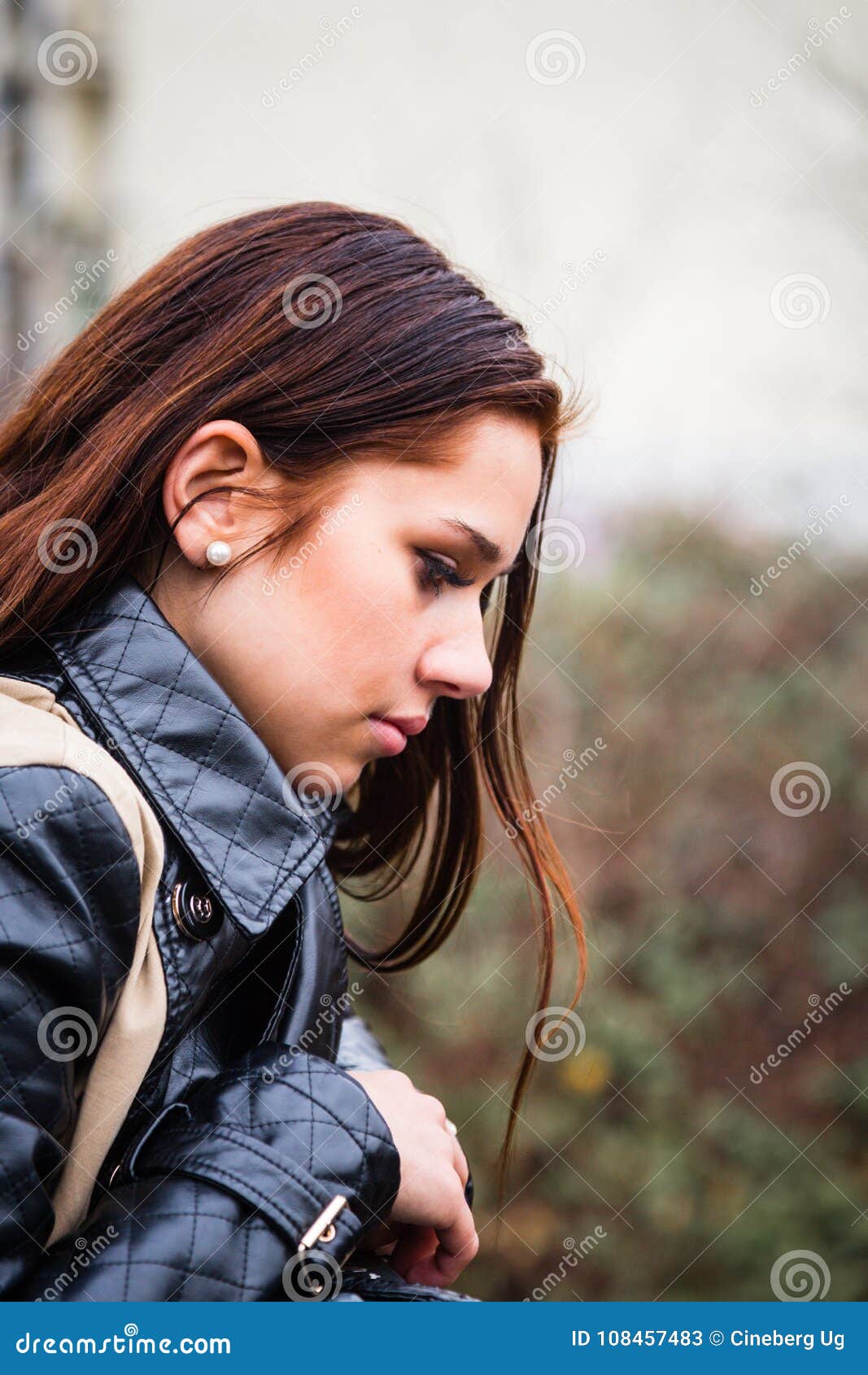 Menina Triste, Retrato Do Perfil Imagem de Stock - Imagem de retrato,  fêmea: 108457483