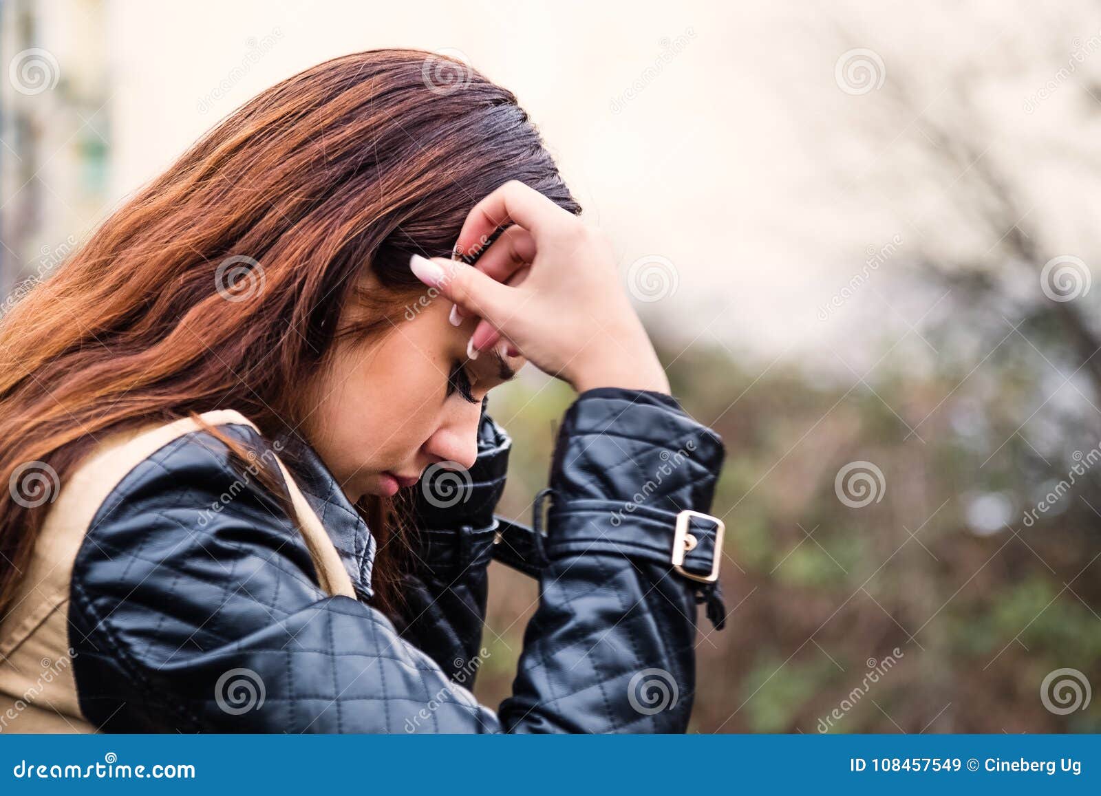 Menina Triste, Retrato Do Perfil Imagem de Stock - Imagem de postura, fofofo: 108457549