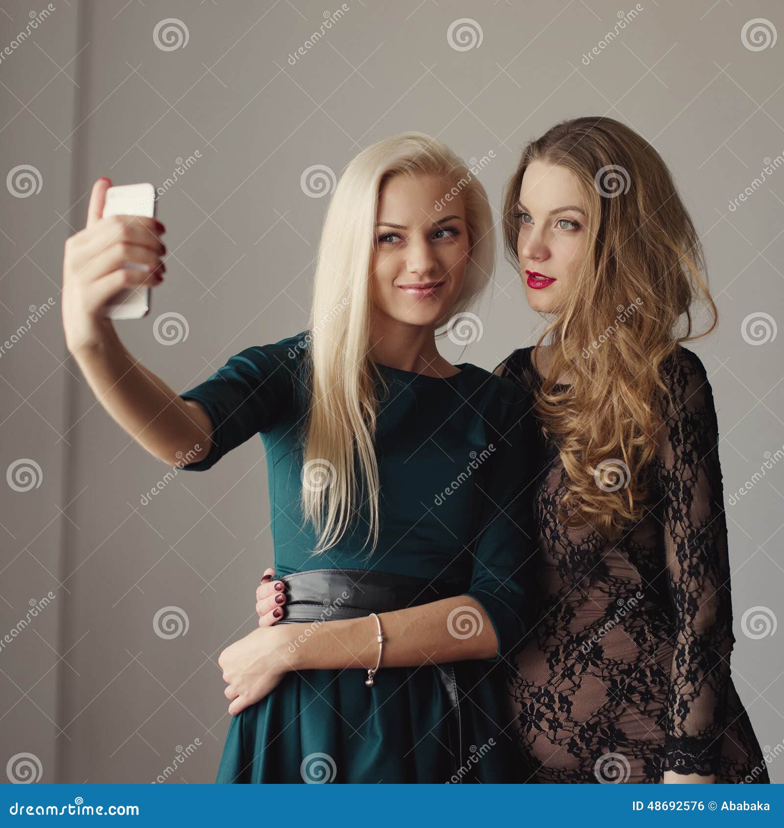 Meninas Bonitas Que Fazem O Selfie No Telefone Celular Foto de Stock -  Imagem de preto, amigos: 48692576