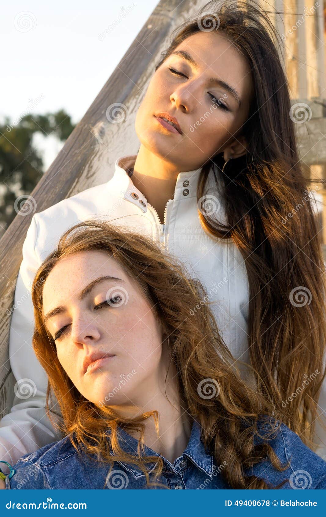 Meninas Bonitas Que Relaxam Em Escadas De Madeira Foto de Stock - Imagem de  beleza, estudantes: 49400678