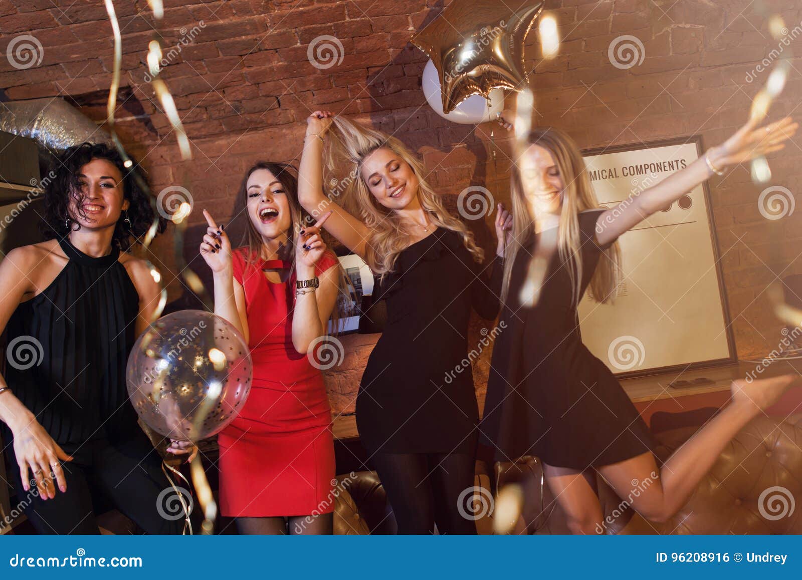 Festa de quatro meninas bonitas em roupa noturna