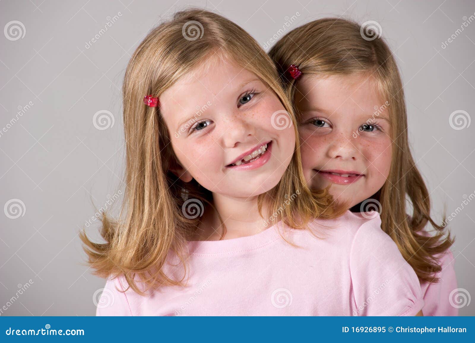 Meninas gêmeas. Pose gêmeo bonito das irmãs no estúdio