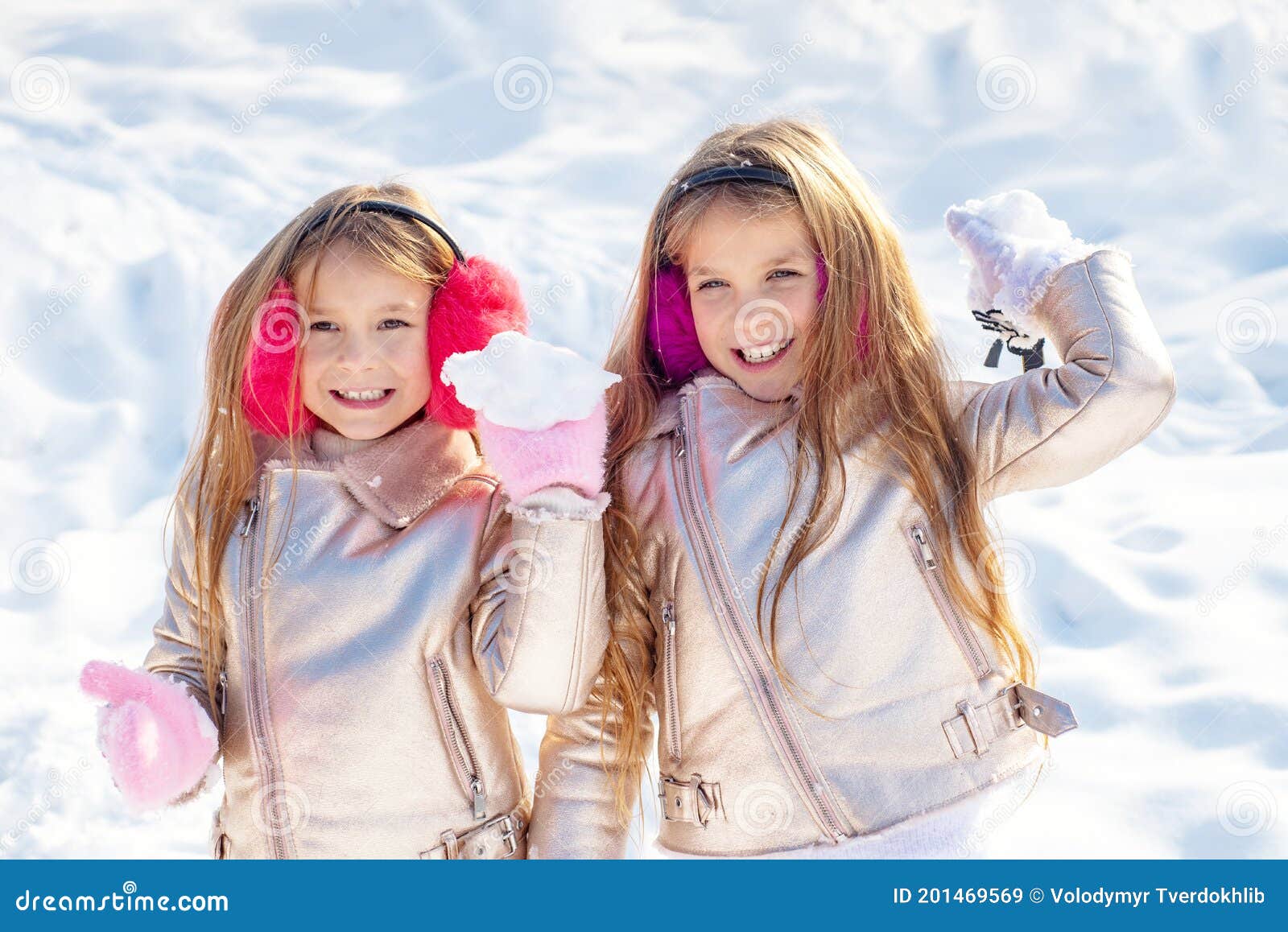 Engraçado menina criança brincando em bolas de neve. inverno jogo