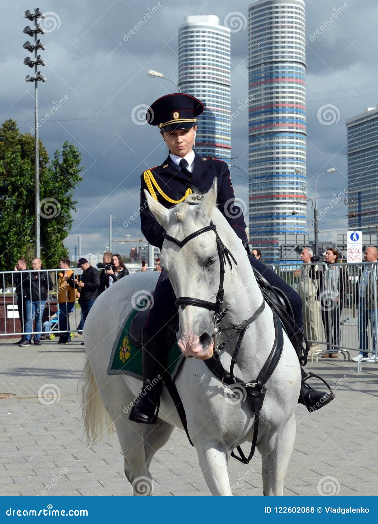 Meninas - Os Soldados De Cavalaria Da Polícia Tomam Sobre a Proteção Da  Ordem Pública Nas Ruas De Moscou Foto Editorial - Imagem de protetor,  defesa: 122112651