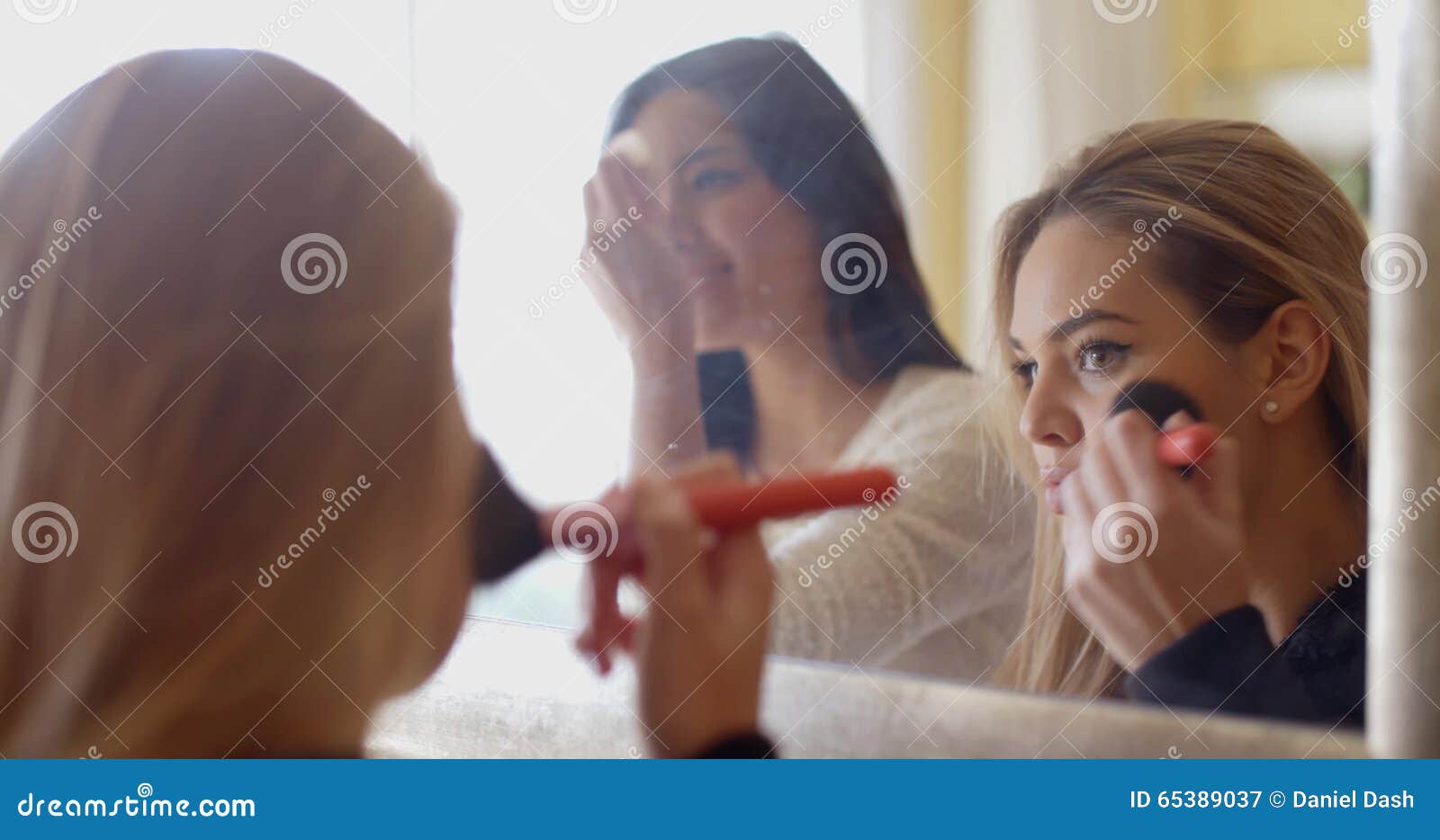 Duas Meninas Bonitas Que Põem a Composição Na Frente Do Espelho Em Casa  Foto de Stock - Imagem de contornear, lifestyle: 67563704