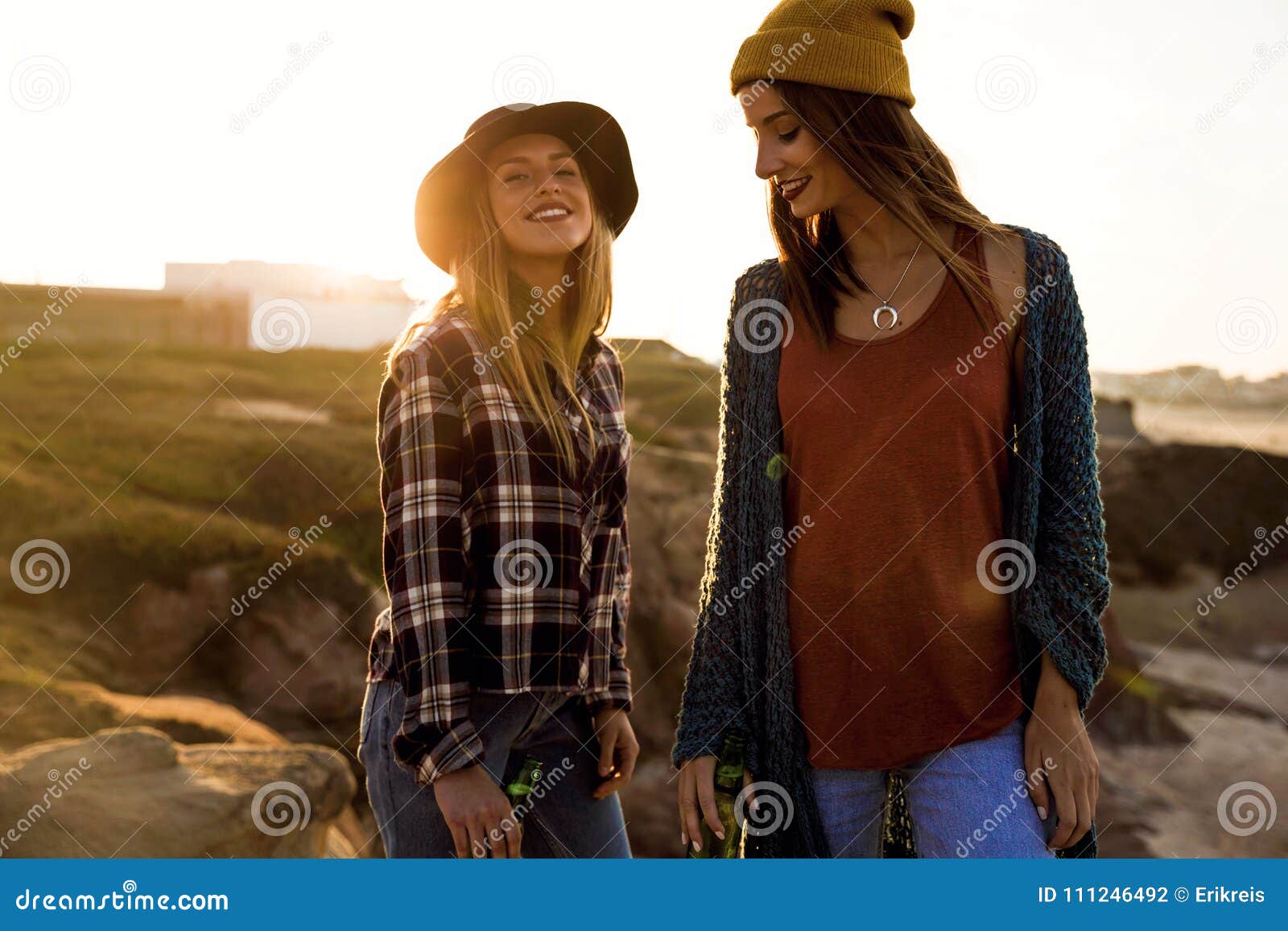 Meninas que têm o divertimento. Dois melhores amigos bonitos em exterior tendo o divertimento