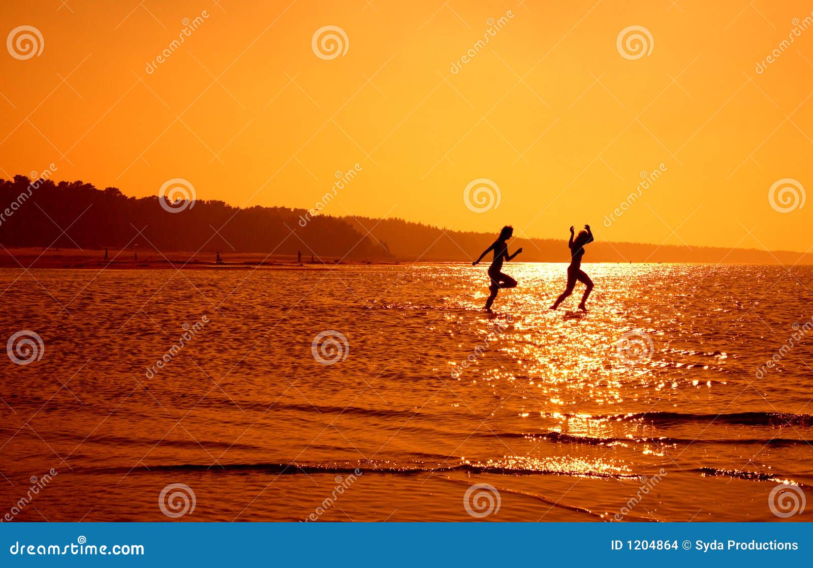 Mostre em silhueta uma imagem de duas meninas running na água