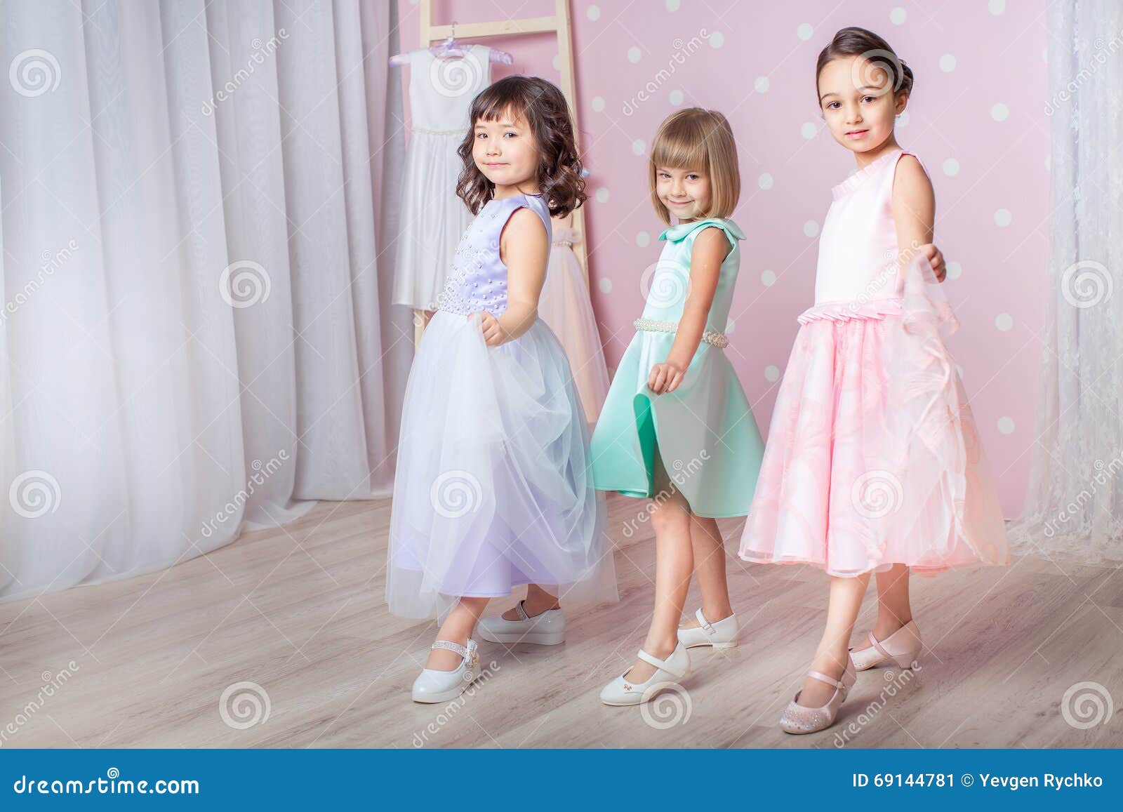 meninas vestidas de princesas
