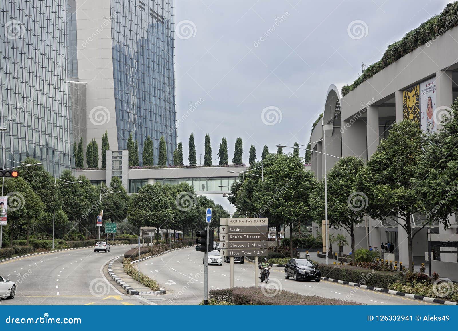 Singapore, Singapore 08 Augustus, 2018: Mening van de stadsstraat De mensen en de auto's bewegen zich langs de straat