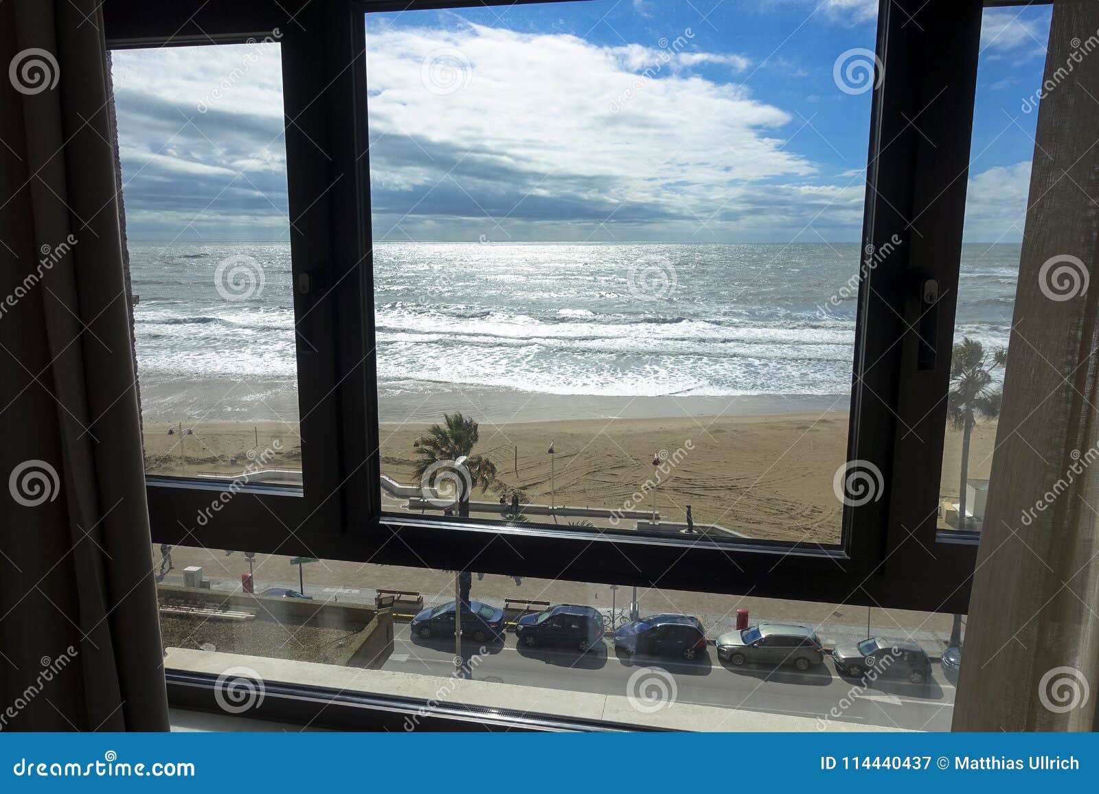 Mening van een venster van de hotelruimte van het strand en het overzees van Cadiz in Andalusia in Spanje. Mening van een venster van de hotelruimte van het strand en het overzees van Cadiz in Andalusia, Spanje