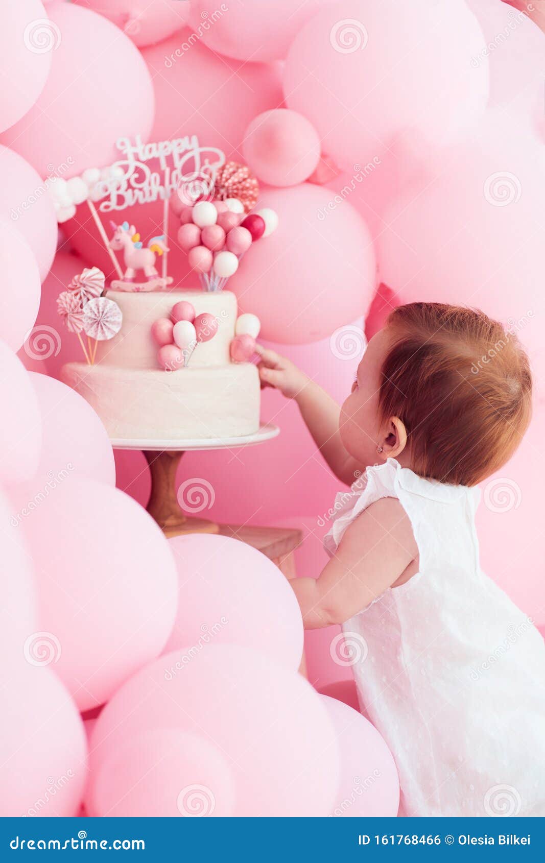 Bolo De Creme Cor-de-rosa Bonito Com Uma Decoração Do Chapéu De Coco Da  Princesa Imagem de Stock - Imagem de delicioso, romance: 112254399