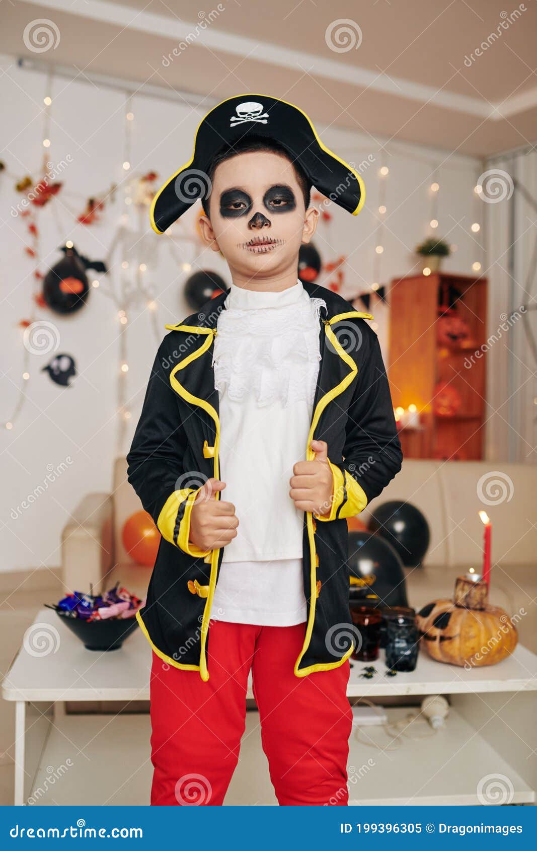 Menino Adolescente Na Fantasia De Pirata Imagem de Stock - Imagem