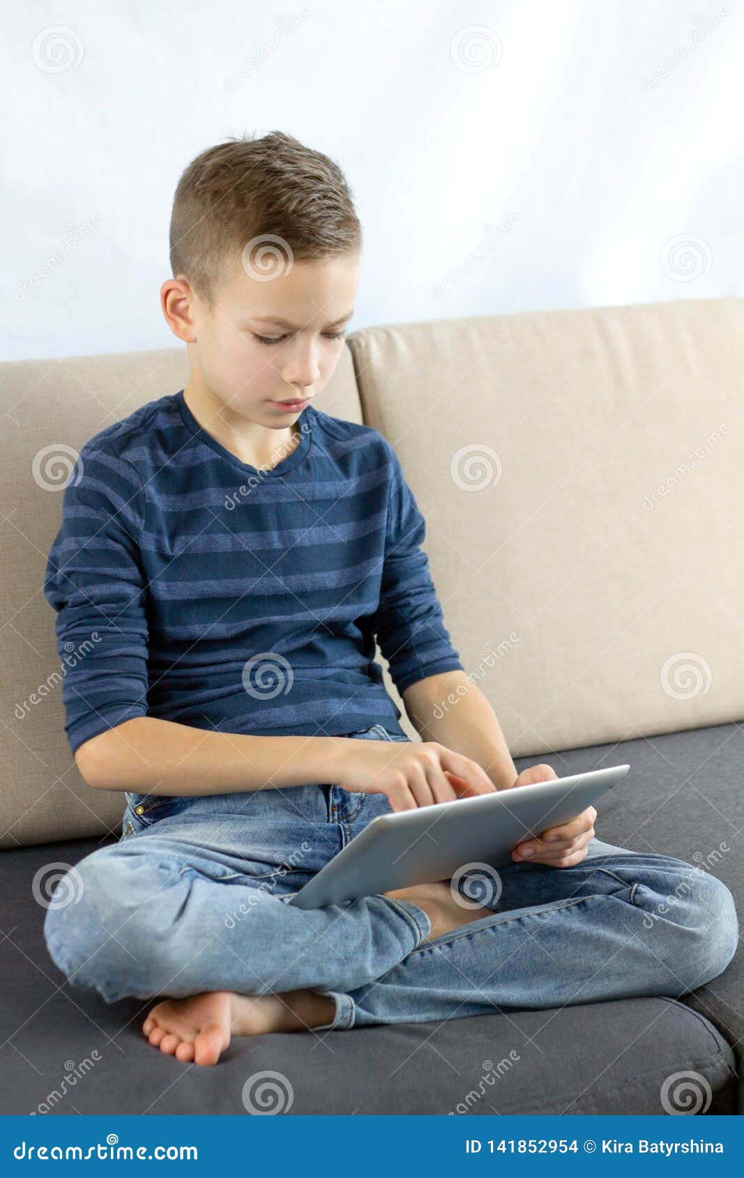 O Menino Usando Um Laptop Para Jogar Jogos Online. O Cara Está Jogando No  Console. Foto Royalty Free, Gravuras, Imagens e Banco de fotografias. Image  149701909