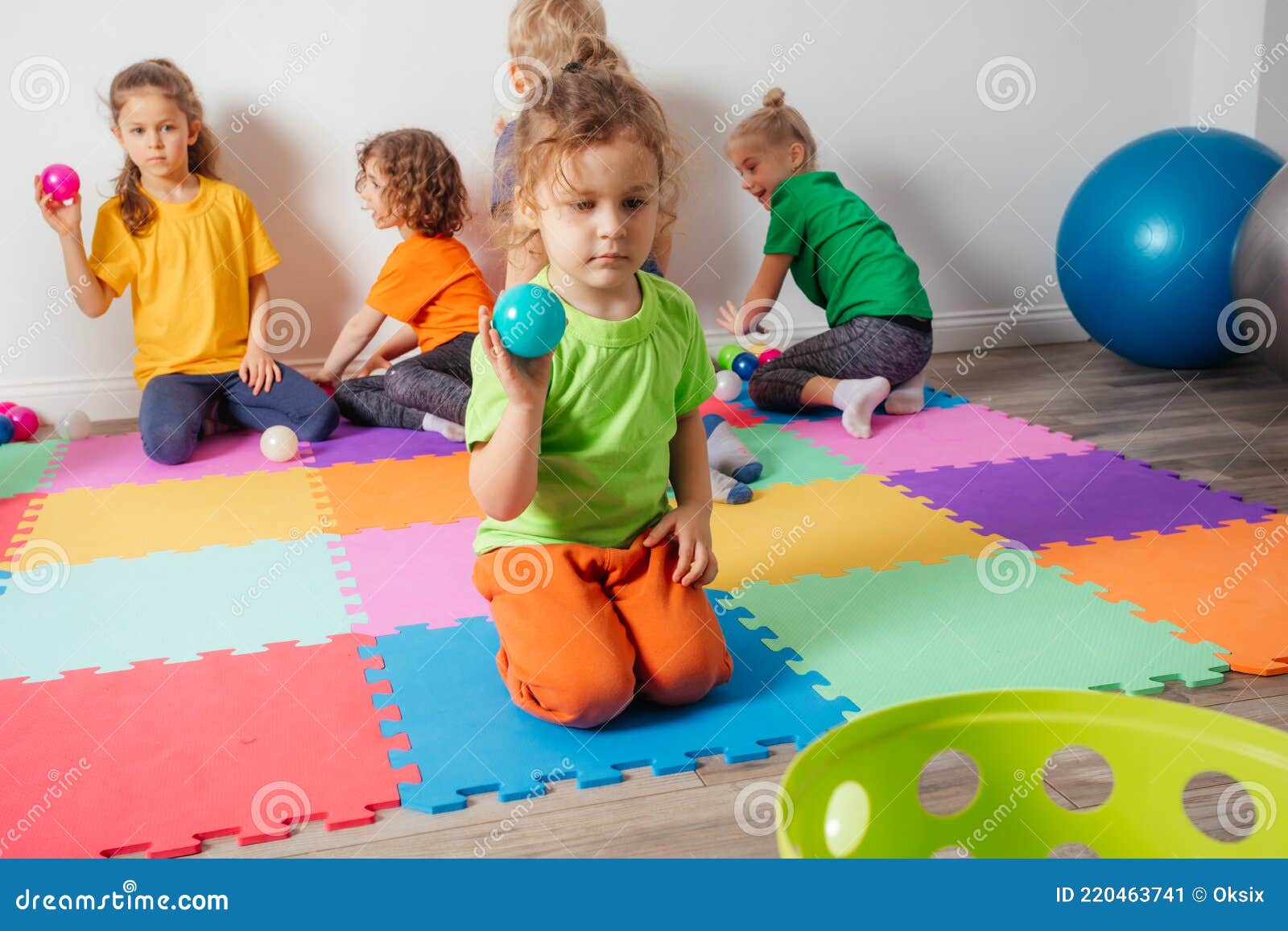 Crianças Felizes Jogando Bolas No Cesto De Plástico Imagem de Stock -  Imagem de colorido, atividade: 220991259