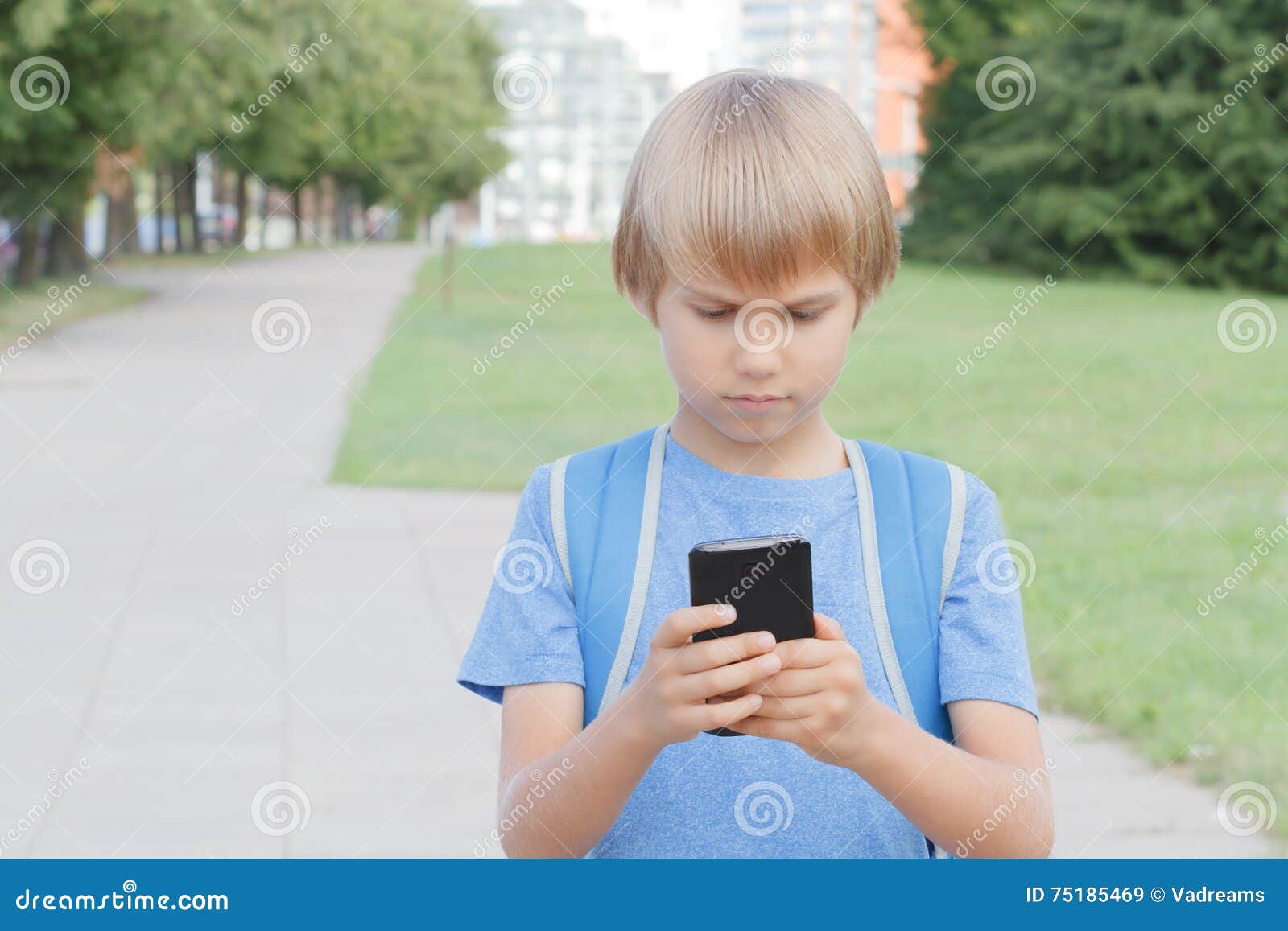 Dois pais felizes ensinando o filho a usar o aplicativo online no celular.  menino jogando o jogo no celular. família em casa e conceito de comunicação