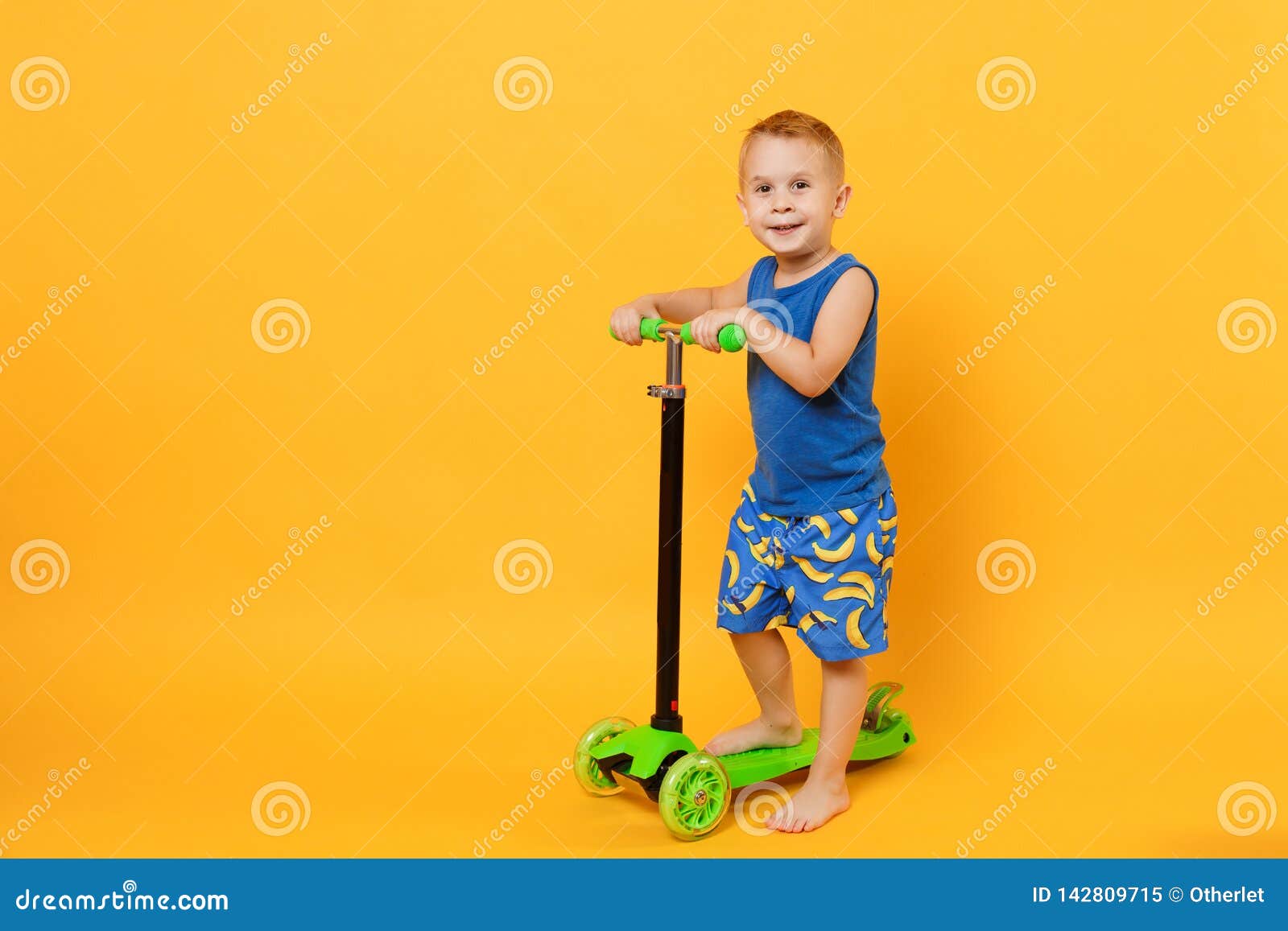 Menino Da Criança 3-4 Anos De Roupa Azul Vestindo Velha Do Verão Da Praia  No 
