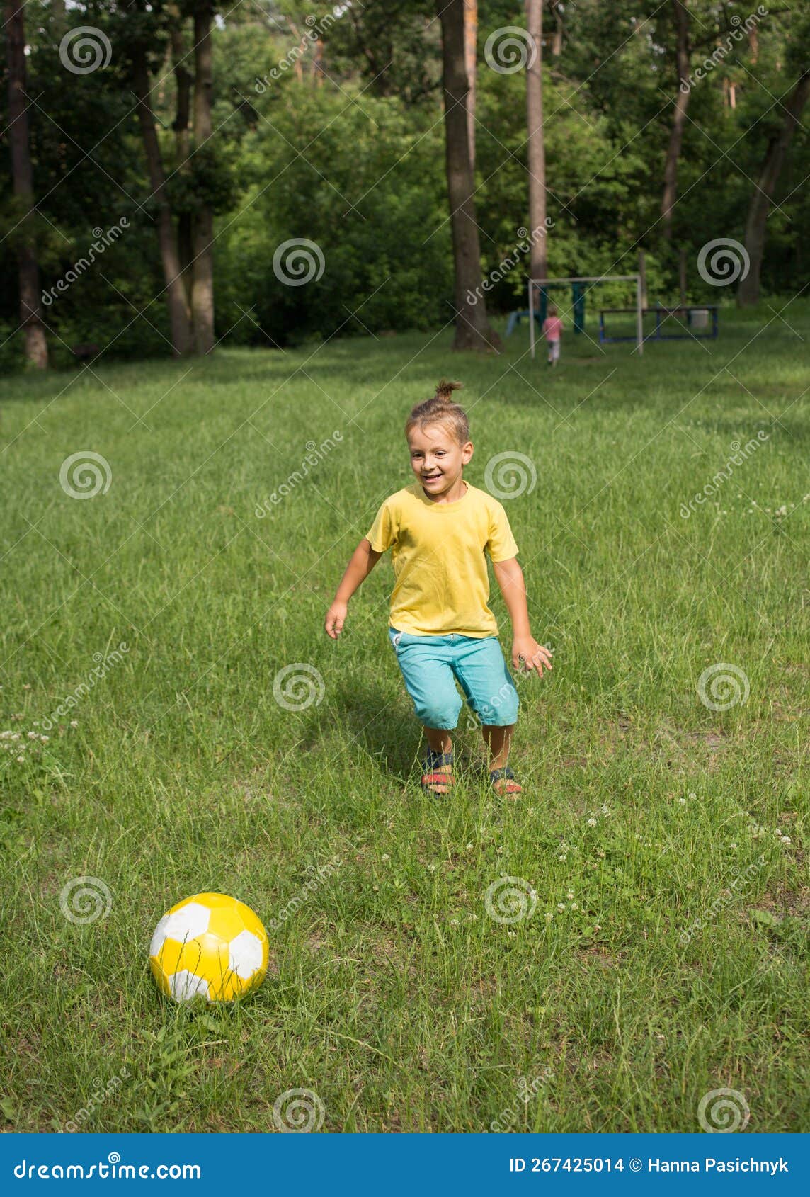 Foto Bola de futebol amarela e preta na grama verde – Imagem de