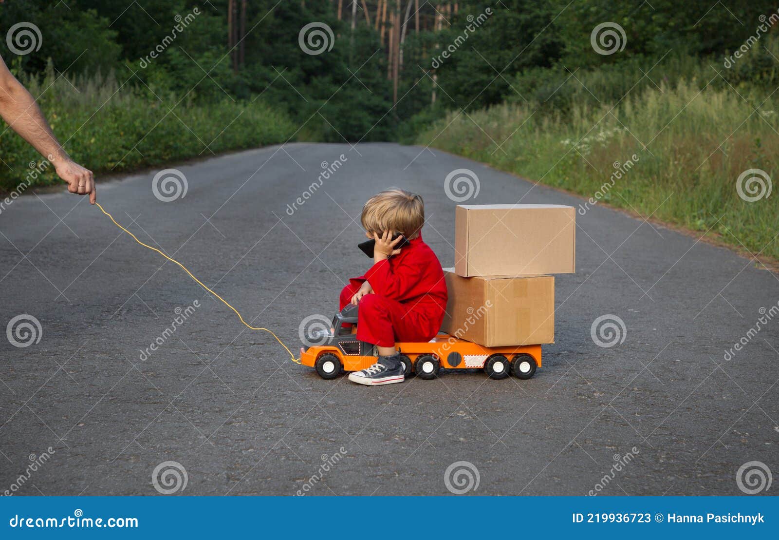 Foto de Caminhão De Brinquedo Com Placa Da Cocacola e mais fotos de stock  de Bebida - Bebida, Brinquedo, Caminhão - iStock