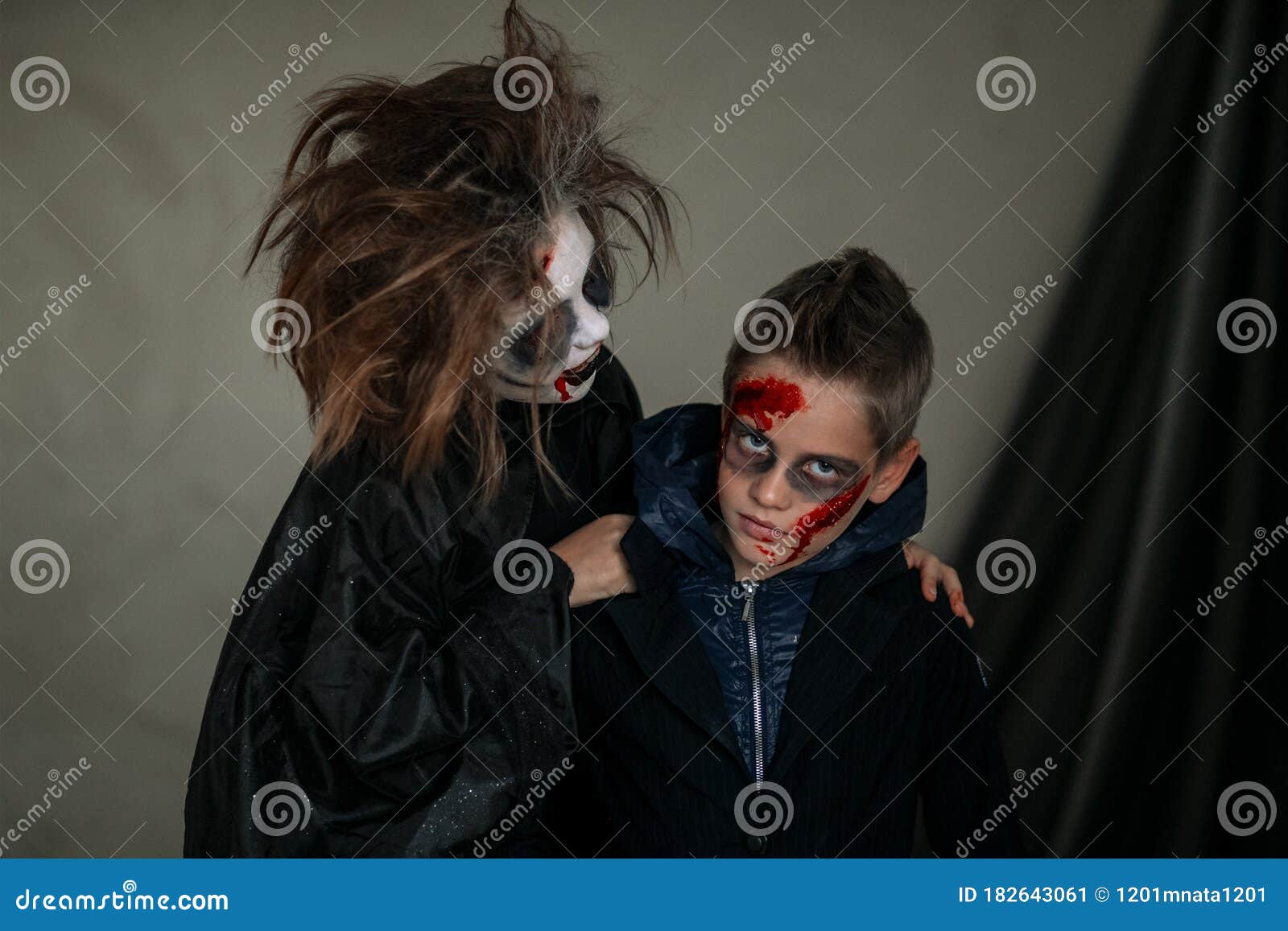 Foto de Menino Em Fantasia De Maquiagem De Vampiro De Halloween e mais  fotos de stock de Vampiro - iStock