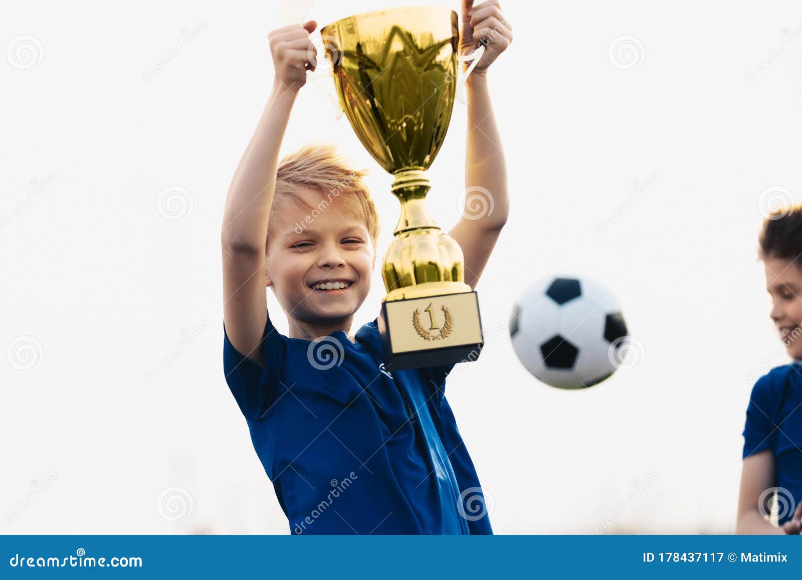 futebol infantil. jogo de bola. crianças na competição esportiva