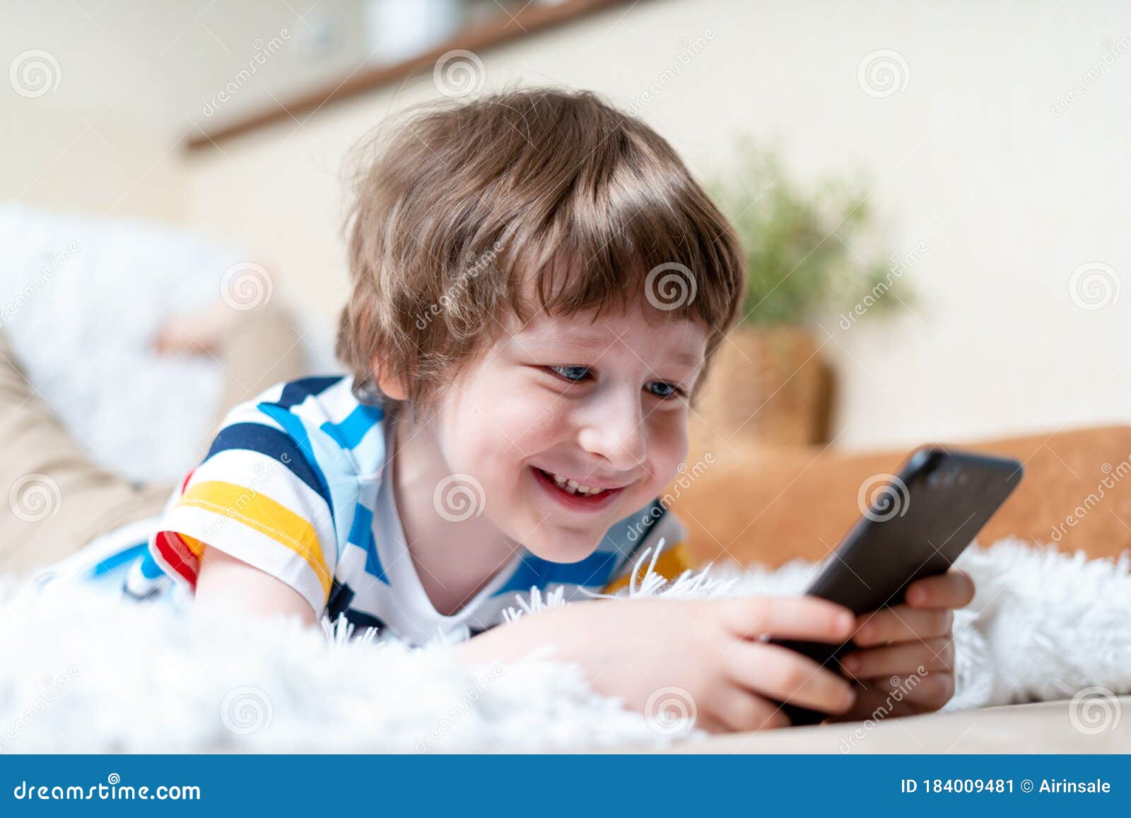 retrato cinematográfico menino jogando no celular enquanto espera por  comida, garoto sentado no café enviando texto para amigos, criança jogando jogo  online no telefone. 9713796 Foto de stock no Vecteezy