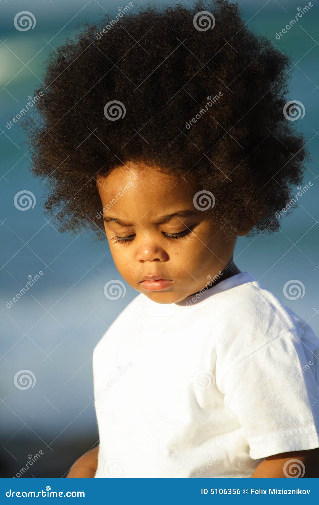 Menino Novo Com Penteado Do Afro Foto de Stock - Imagem de 