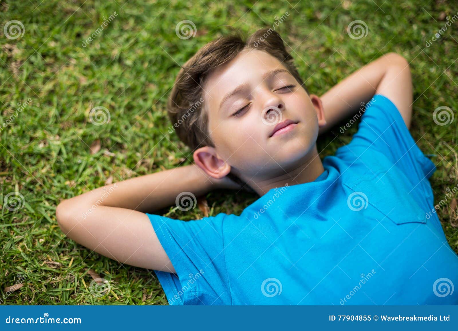 Молодые спящие мальчики. Спящий мальчик на траве. Мальчики спят в лагере.