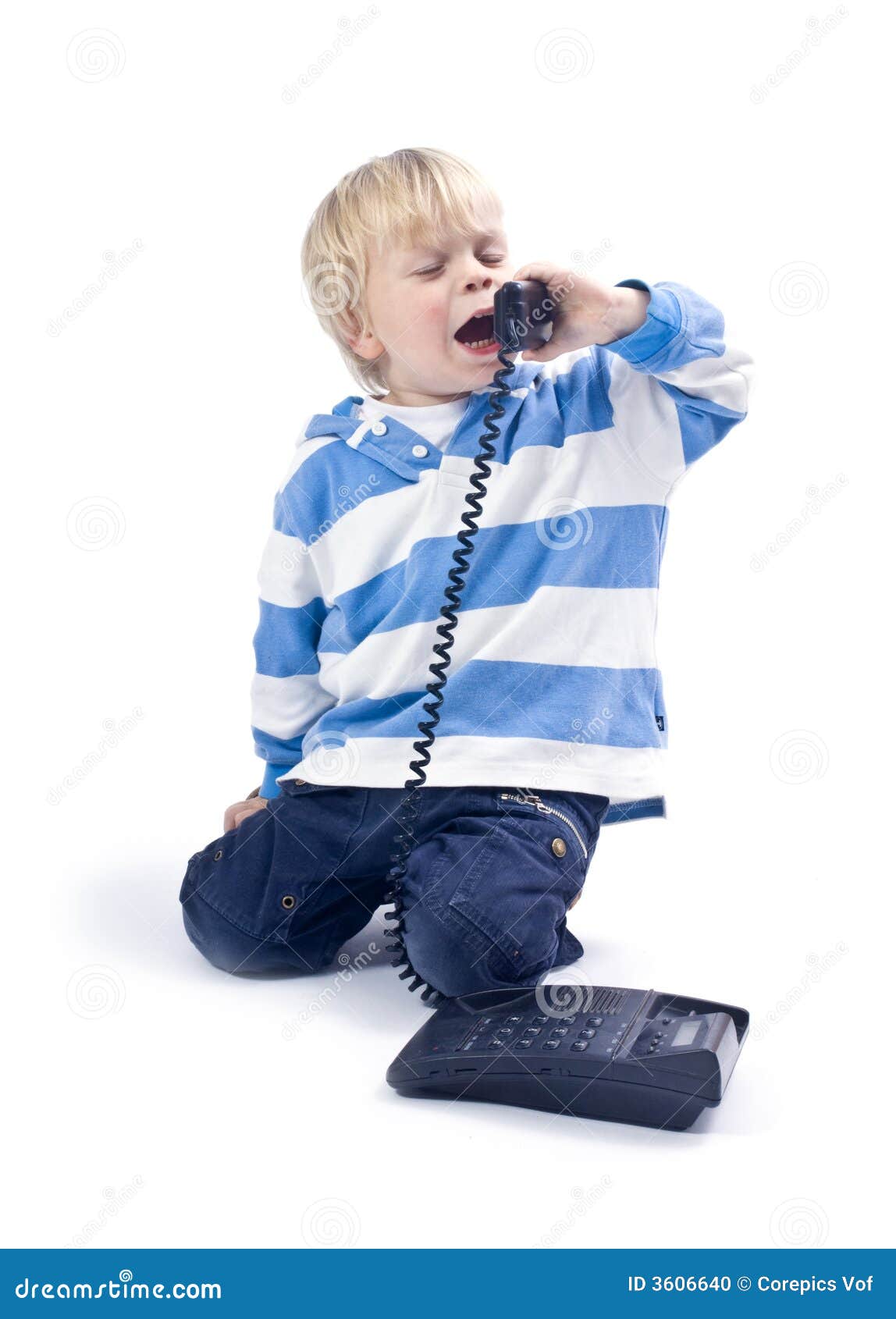 Включи телефон мальчик. Мальчик с телефоном. Мальчик с телефоном фот. Маленький мальчик с телефоном. Мальчик говорит по телефону.