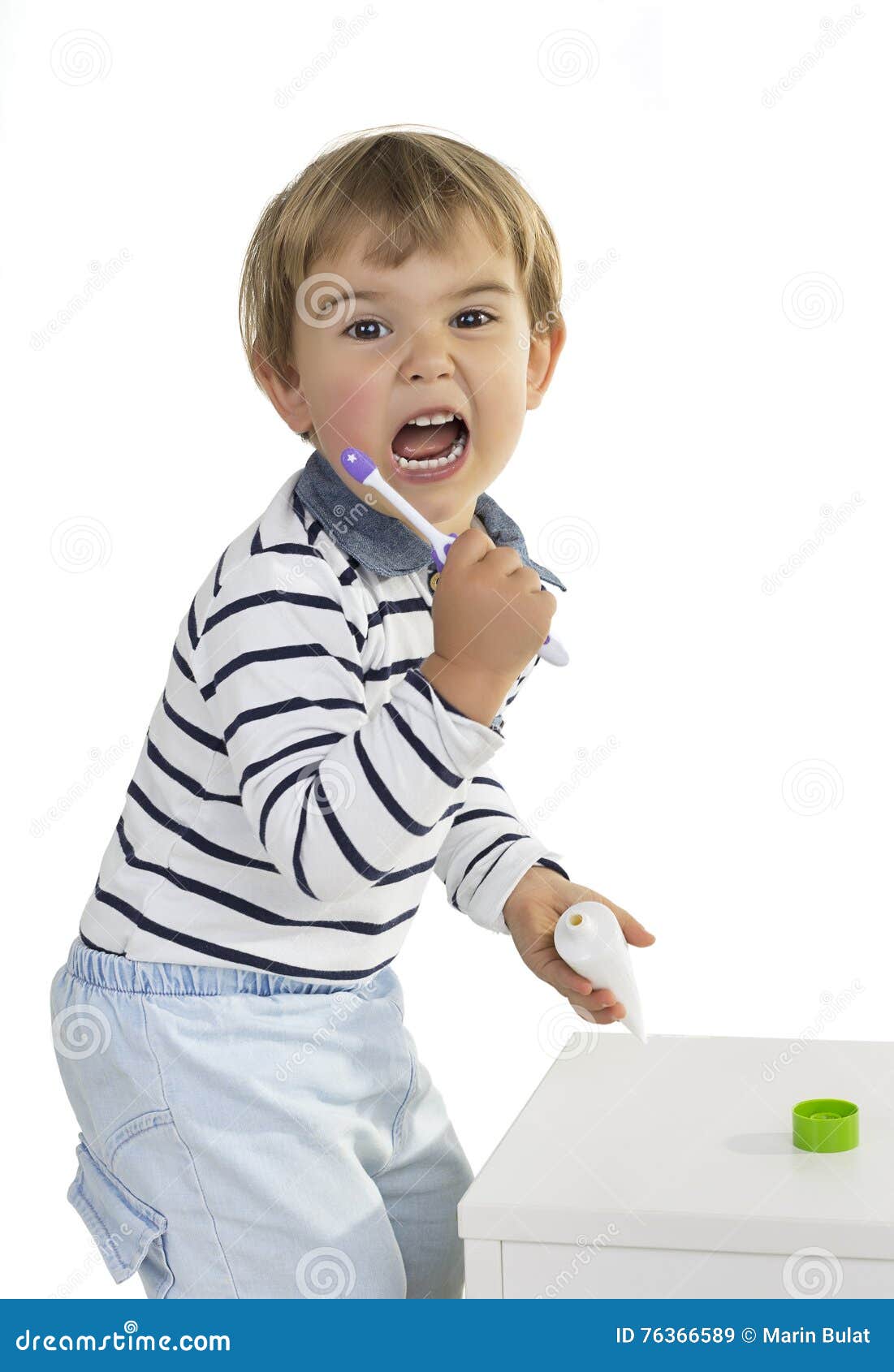 Menino Que Aprende Lavar Os Dentes Imagem de Stock - Imagem de lavagem,  através: 76366589, image size:1101x1690