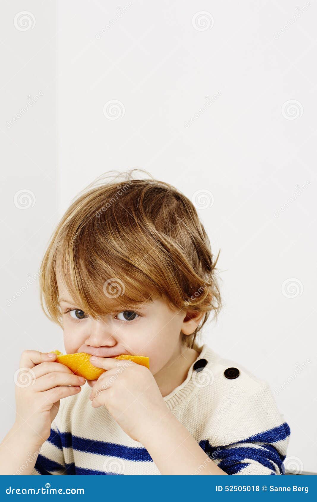 Menino que guarda a laranja. Menino que aprecia a fatia de laranja, retrato