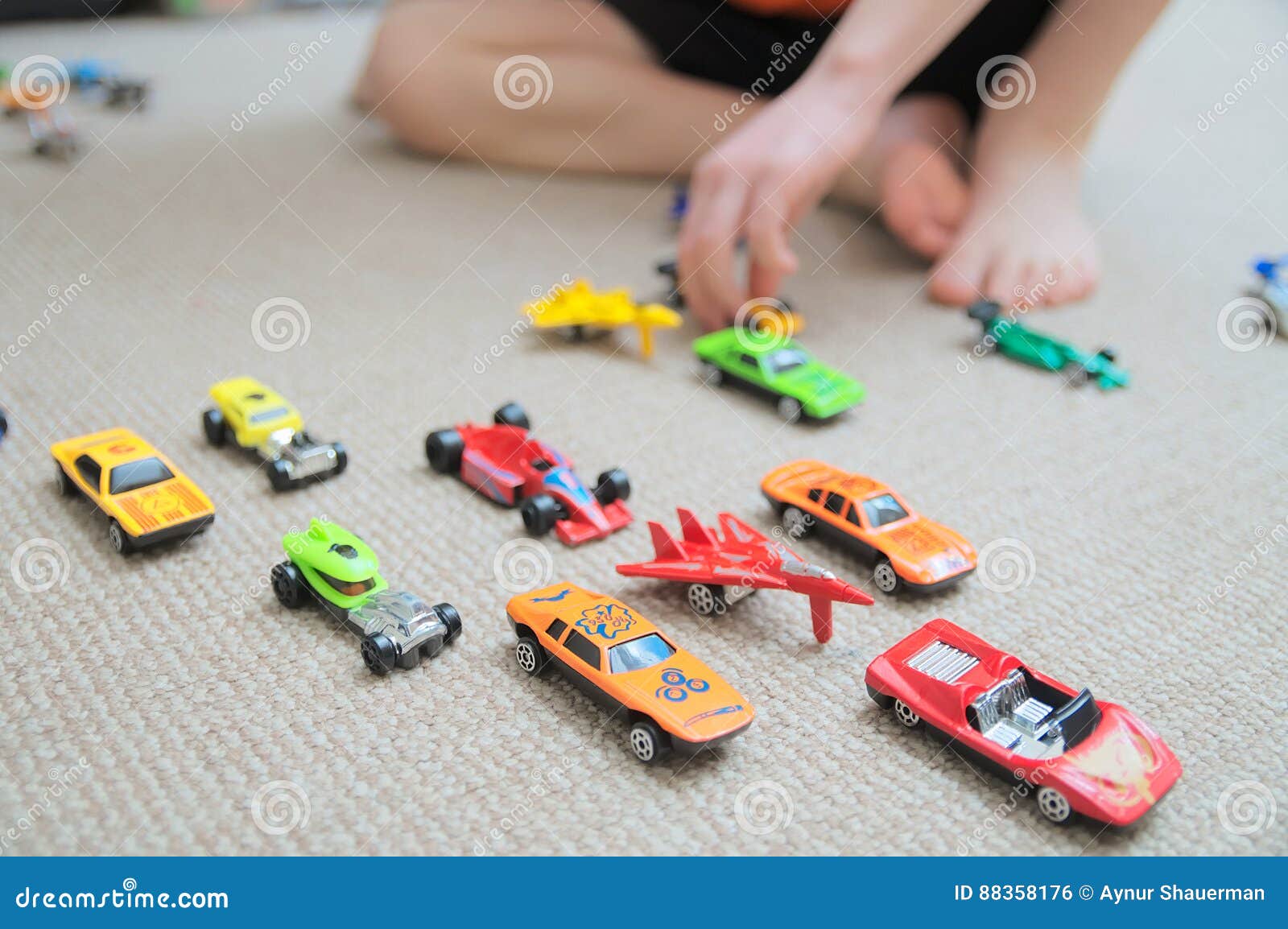 Jogo Criança Joga com os Carros