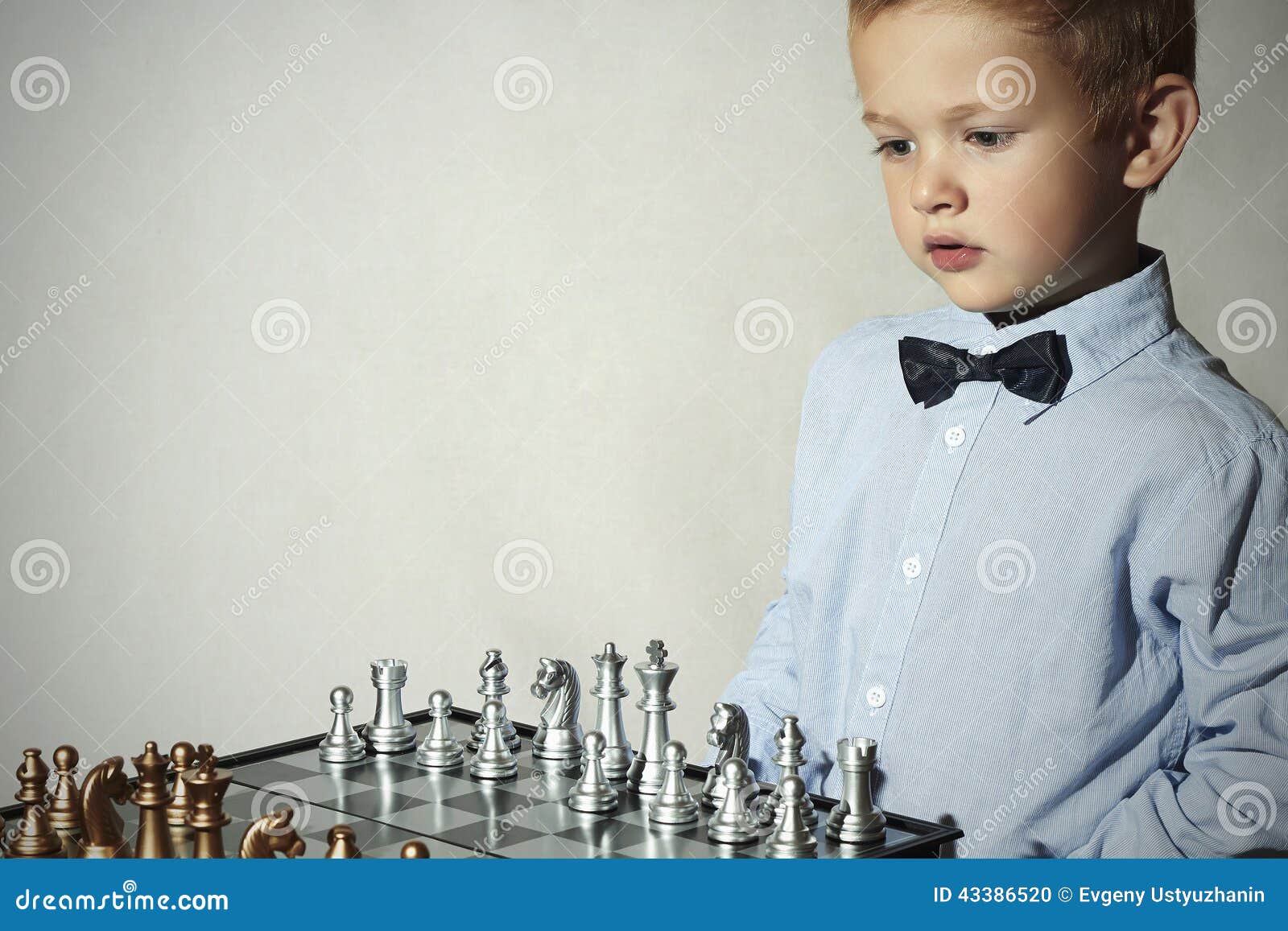 Garoto esperto aprende a jogar xadrez sozinho em seu quarto em casa