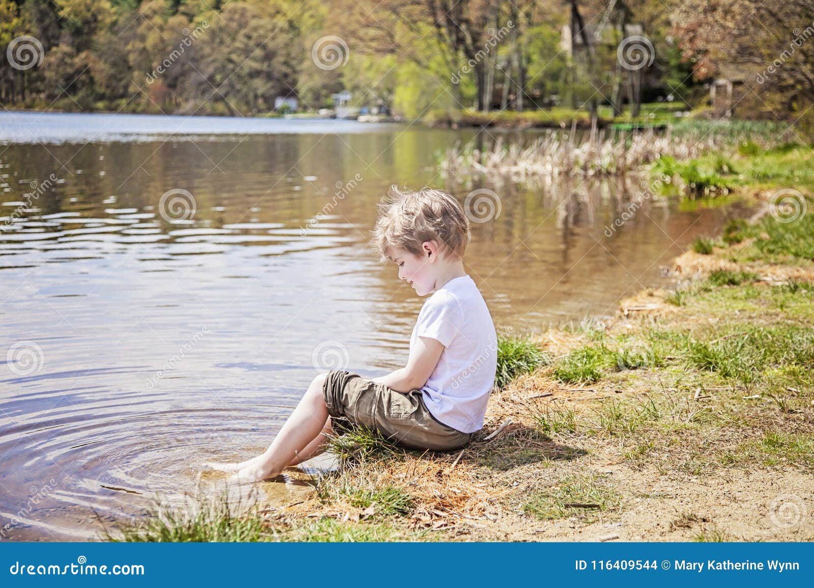 Lake boys. Мальчик сидит на берегу. Мальчики на озере. Мальчик на берегу реки. Мальчик на берегу озера.