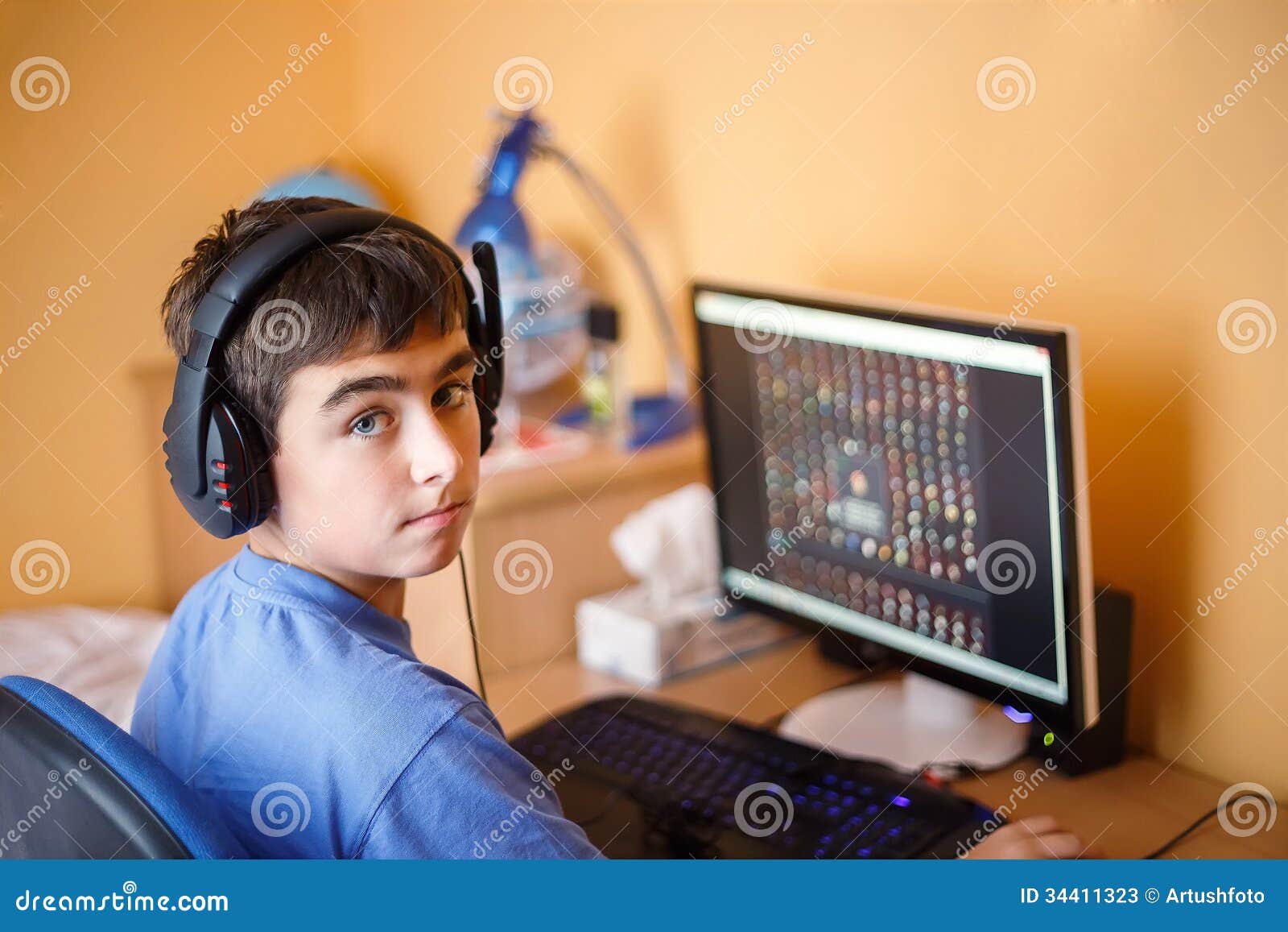 Dois Garotos Jogando Jogos De Computador No PC Desktop. Atividade De  Toxicodependência Moderna Para Crianças. Irmãos E Amigos Joga Imagem de  Stock - Imagem de jogos, tela: 244595167