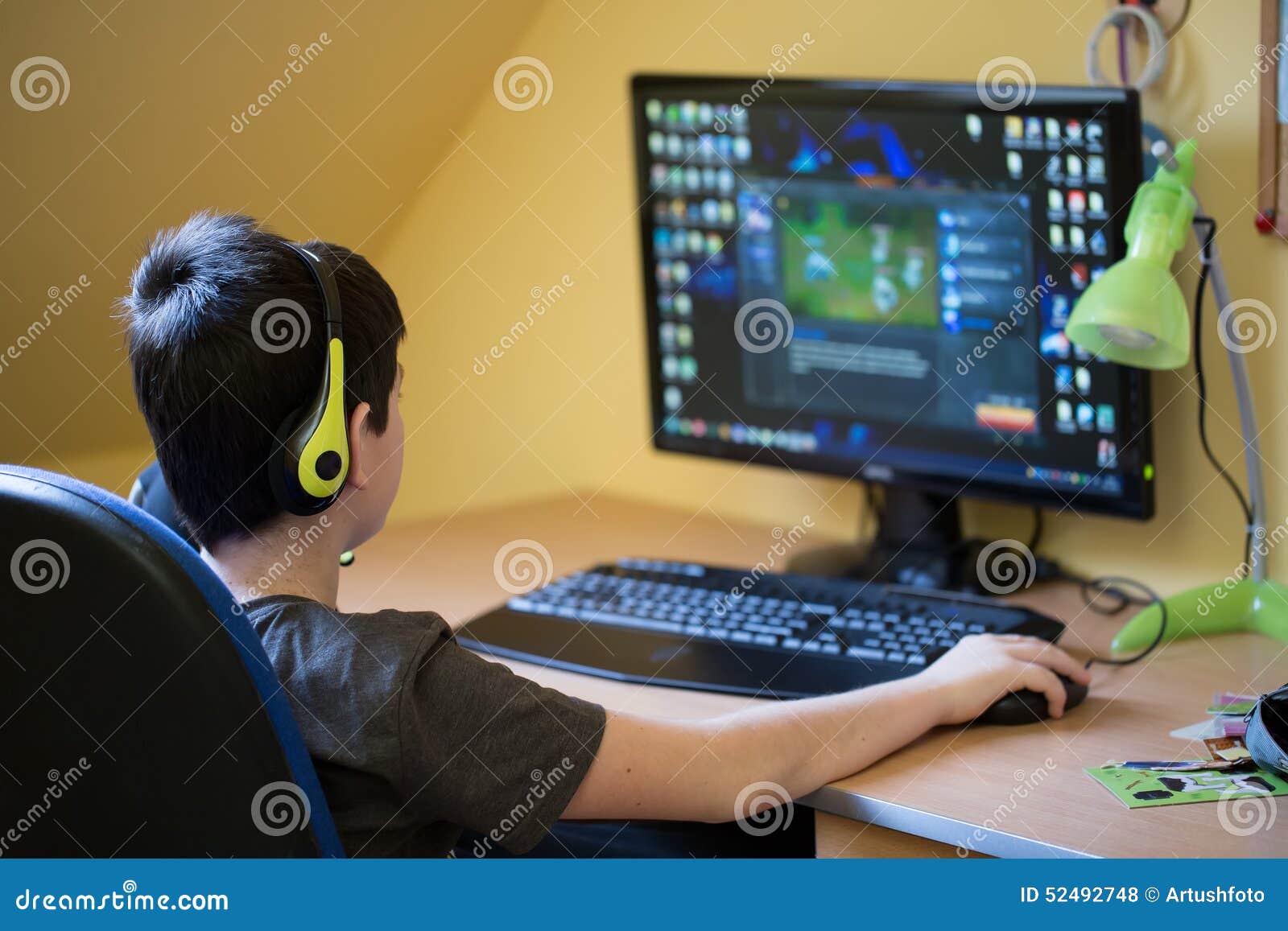 Uma Criança Tem Um Controle Remoto De Um Jogo De Computador. Dependência  Infantil Aos Jogos Online. Um Garoto Entusiasmado Dirige Imagem de Stock -  Imagem de menina, controlado: 176712215