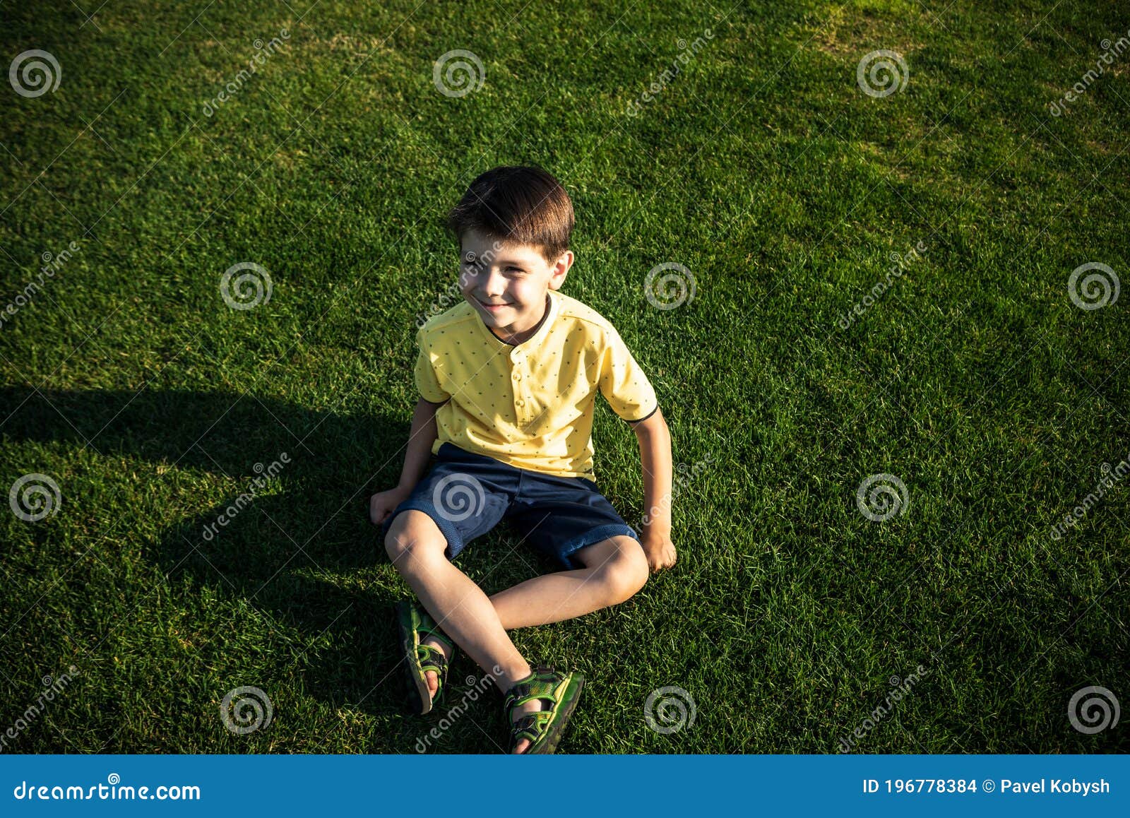 Banco de imagens : grama, ao ar livre, carro, Garoto, criança
