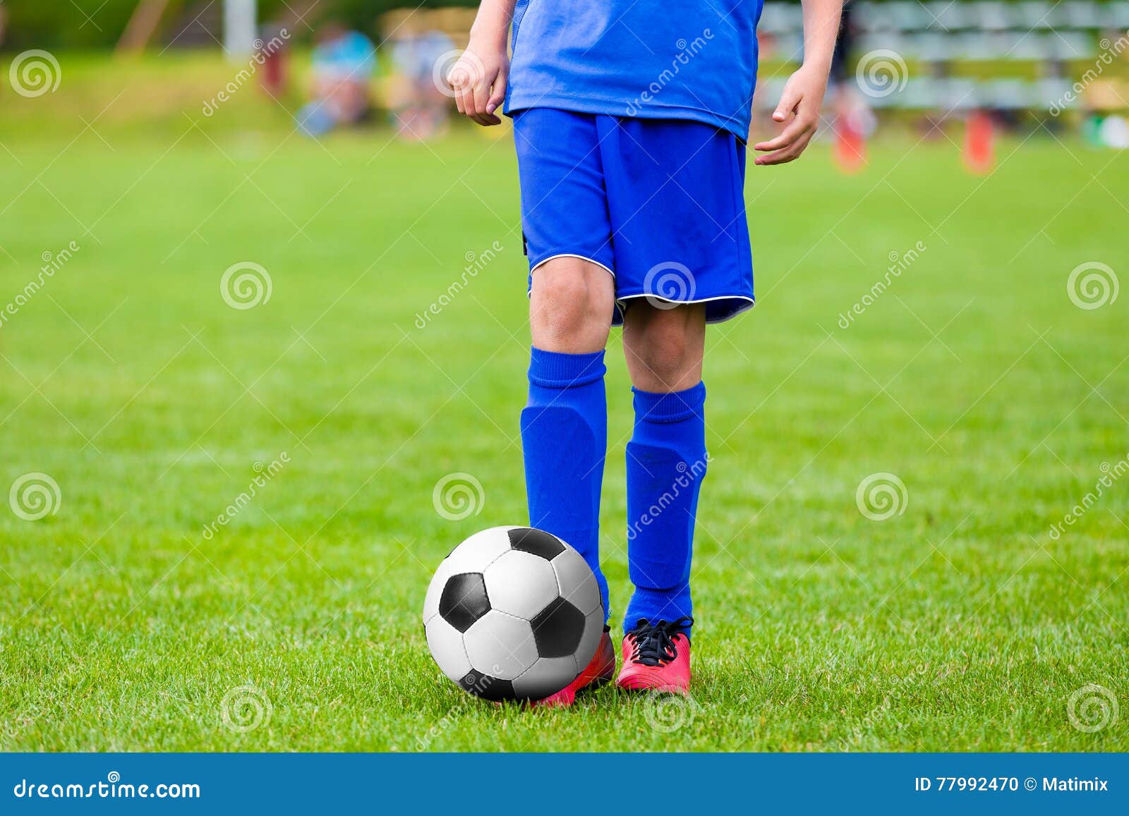 Jogador De Futebol. Jogador De Futebol Adolescente. Dia Do Jogo. Baixar Uma  Foto De Alta Resolução Para Anunciar Jogos De Futebol Foto de Stock -  Imagem de esporte, livreto: 272131128