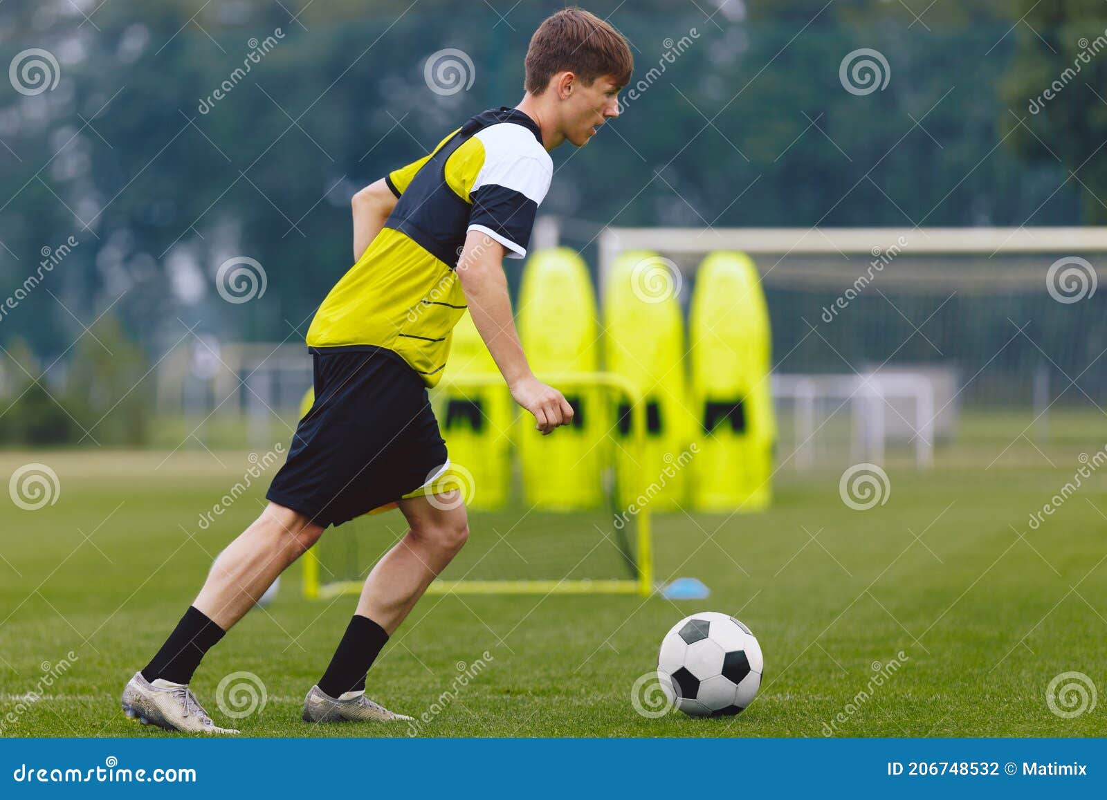 Meninos Jogando Bola De Futebol No Local De Treinamento. Jovem