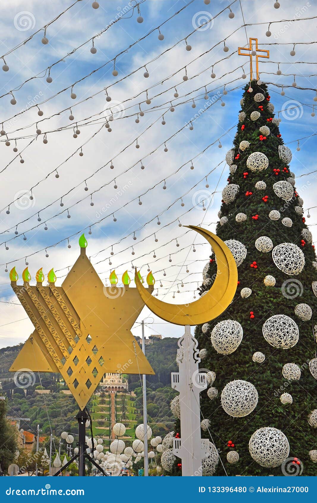 Menorah Del árbol De Navidad, De Jánuca Y Creciente En Haifa, Israel Foto  de archivo - Imagen de haifa, navidad: 133396480