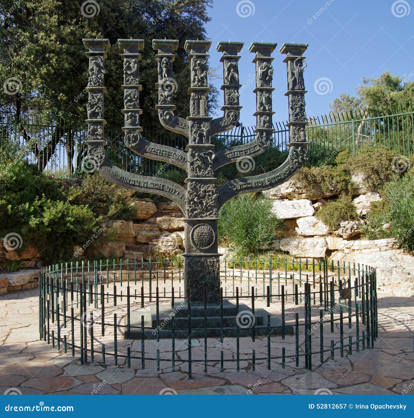 Menorah Devant La Knesset En Parc Des Roses Photographie éditorial