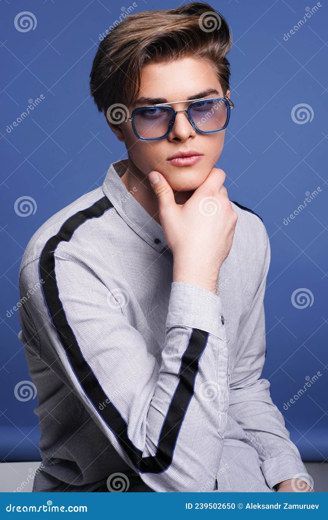 Mens Accessoires Optique. Hipster Jeune Homme Assis En Chemise