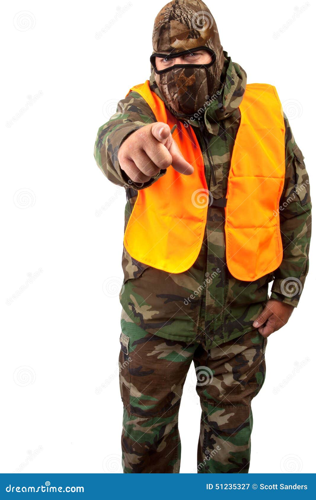 Een mens in camouflage op een witte achtergrond wordt geïsoleerd die