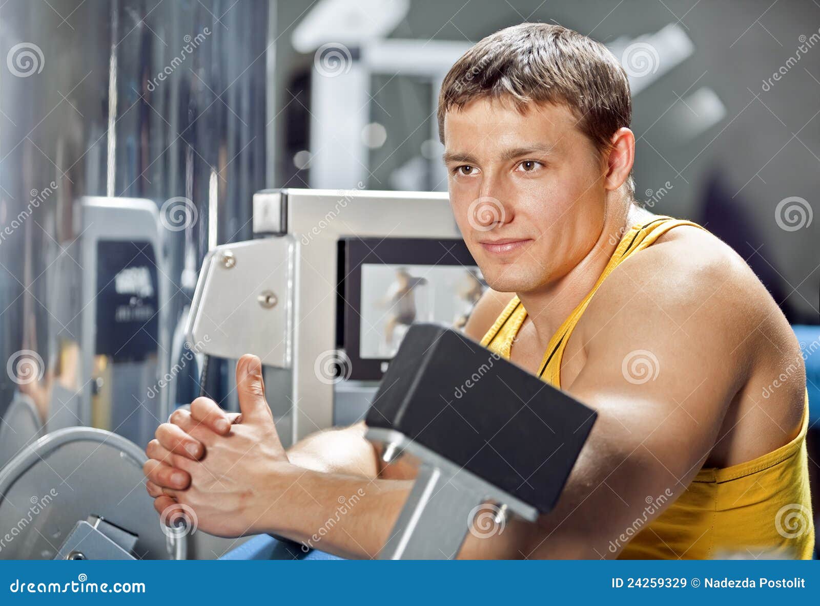 Mens die oefeningen doet stock afbeelding. Image of gymnasium 24259329