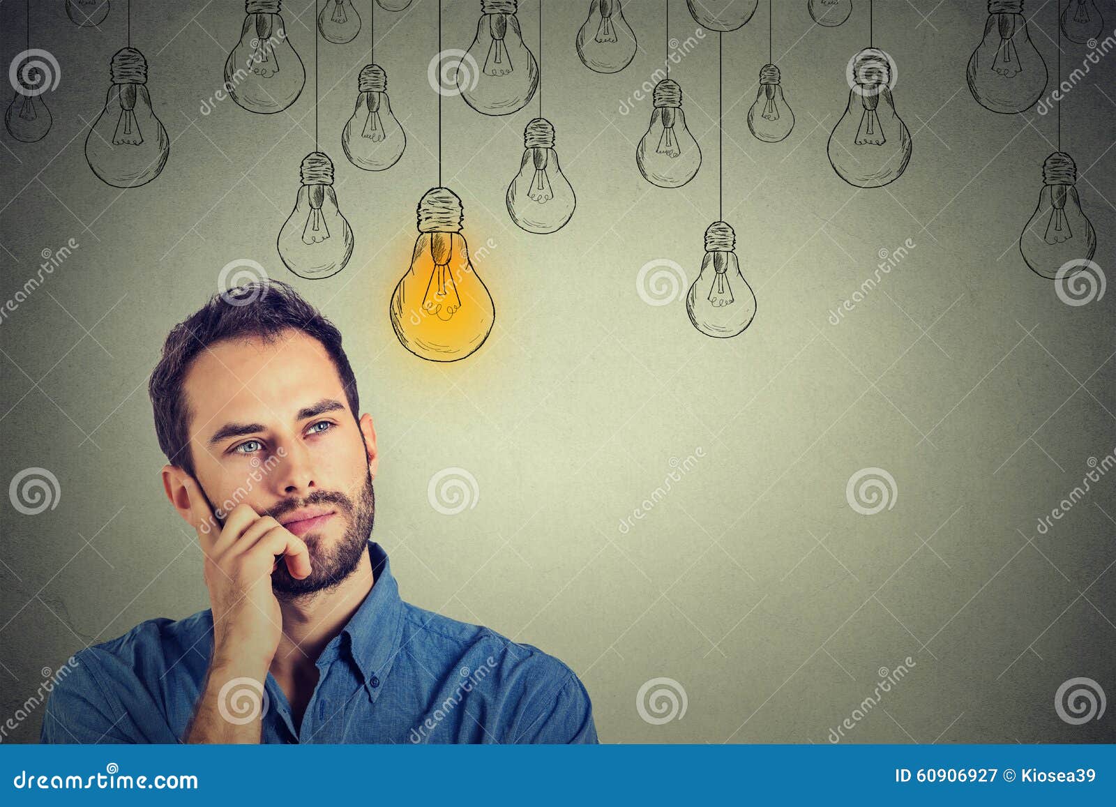 Mens die omhoog met idee gloeilamp kijken boven hoofd stock foto ...