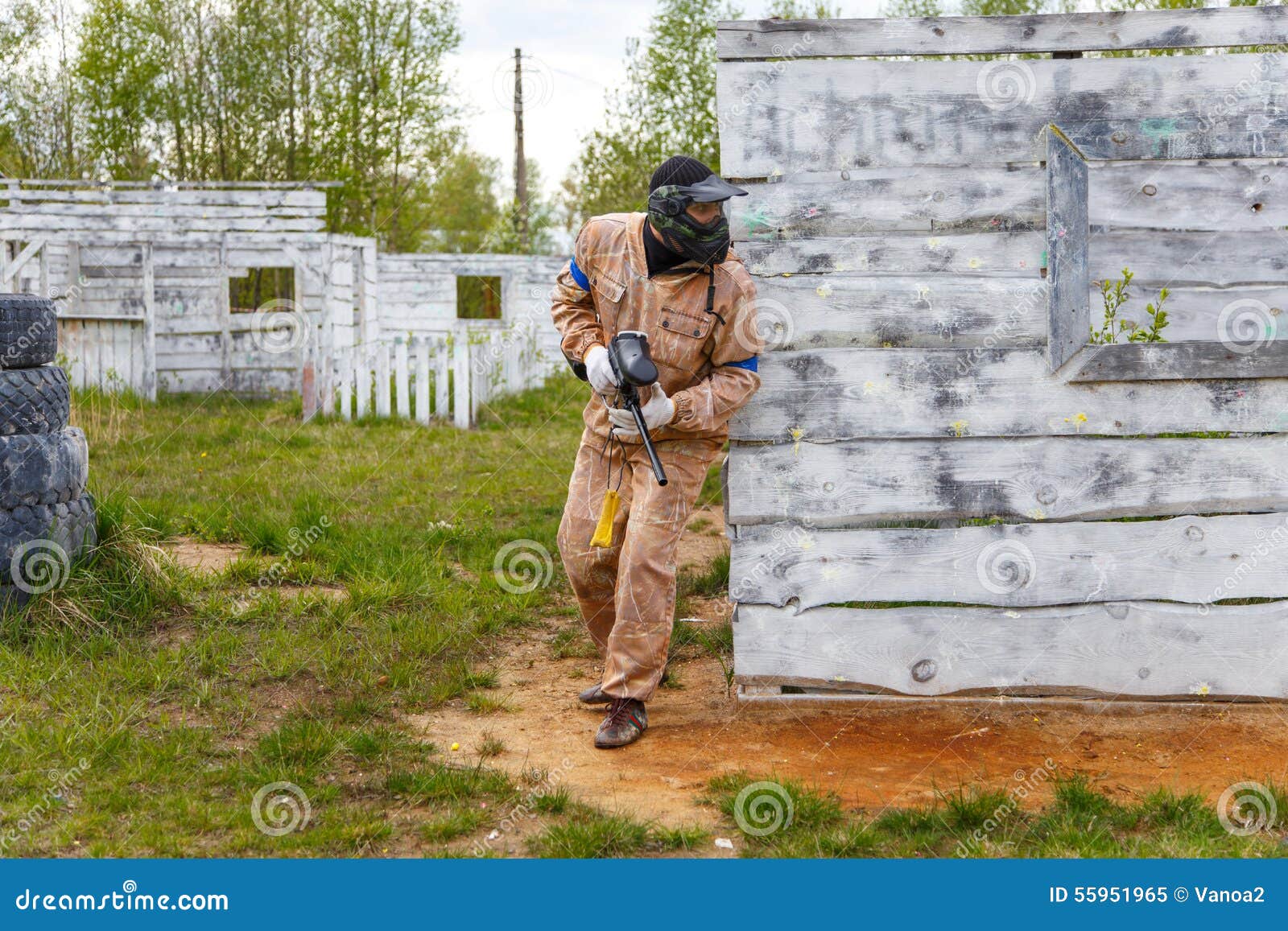 Mens die paintball spelen stock afbeelding. Image of masker 55951965